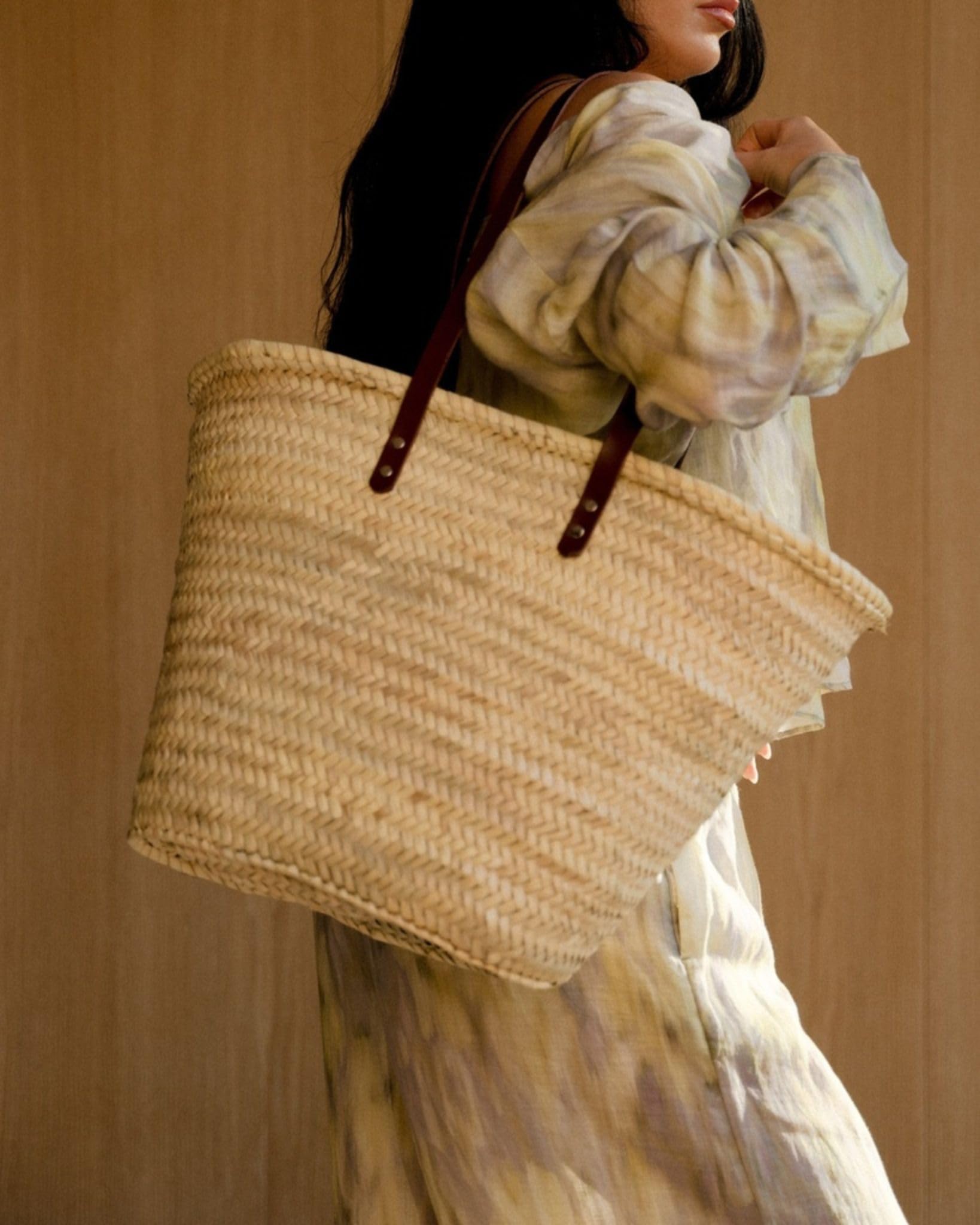 Cesteria Aparici - Capazo de Palma Mujer - Bolso Bandolera Artesanal Asas Largas Marrón con Cierre de Tela Beige EXTRA GRANDE (52x28x35cm) REF: 5340