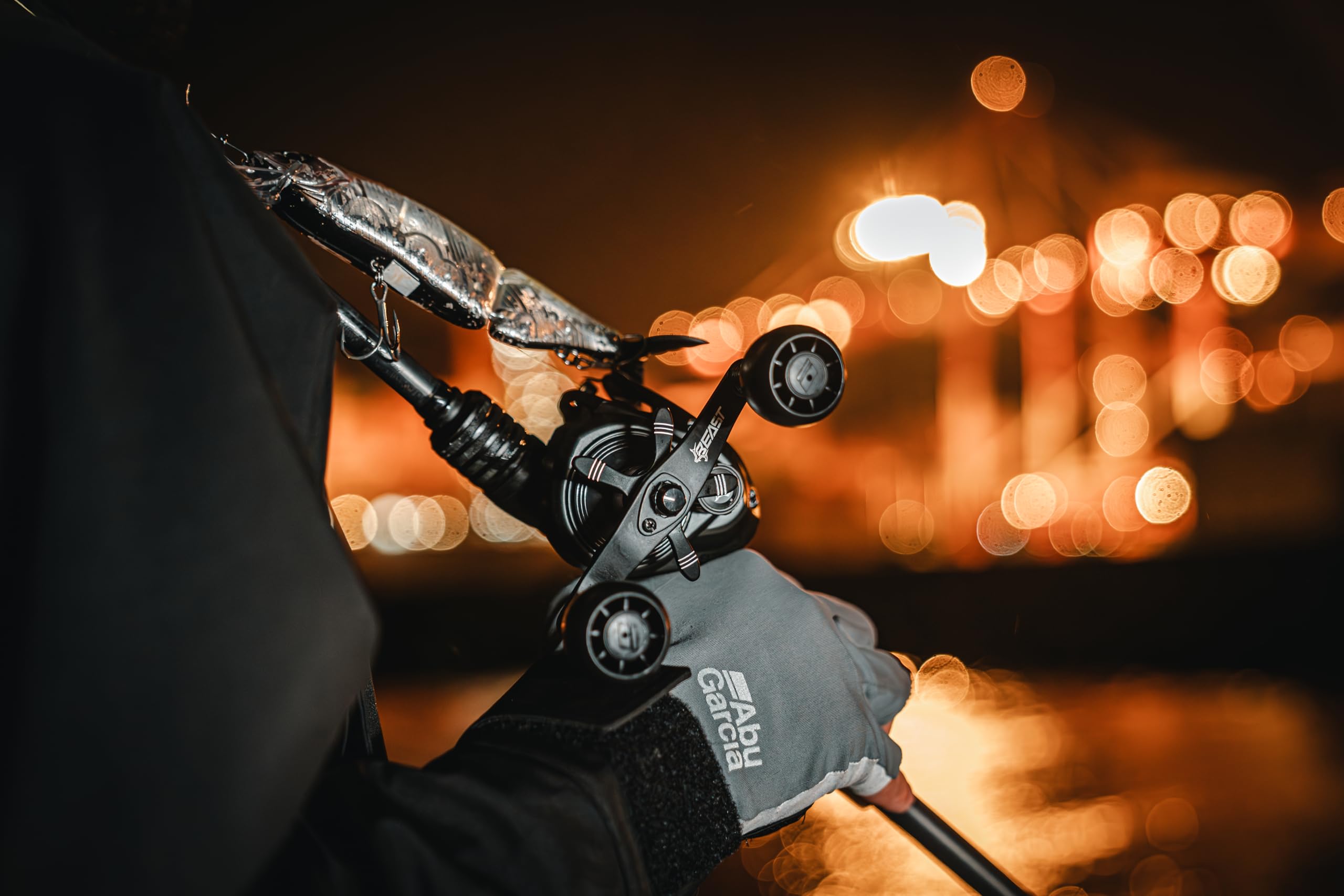Abu Garcia Beast Low Profile Mulinello da casting | Mulinello da pesca per predatori in acqua dolce e salata | Rapporto di trasmissione 7,3:1 | Freno Power Stack in carbonio | Opzioni multiple