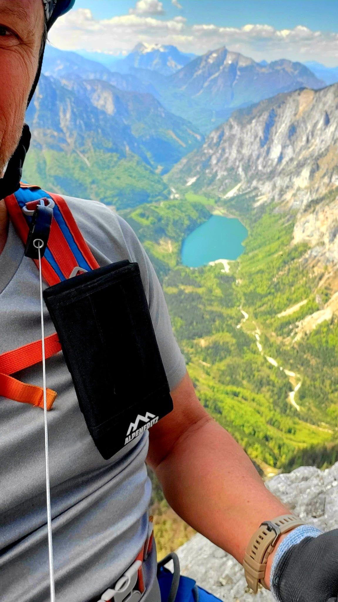 ALPENFRITZ Handy Sicherung XL Outdoor Handysicherung mit Karabiner, 160-185 mm, Nylon-Tasche mit weichem Inlay, Schwarz Set Outdoor Klettersteig Wandern Bergsteigen