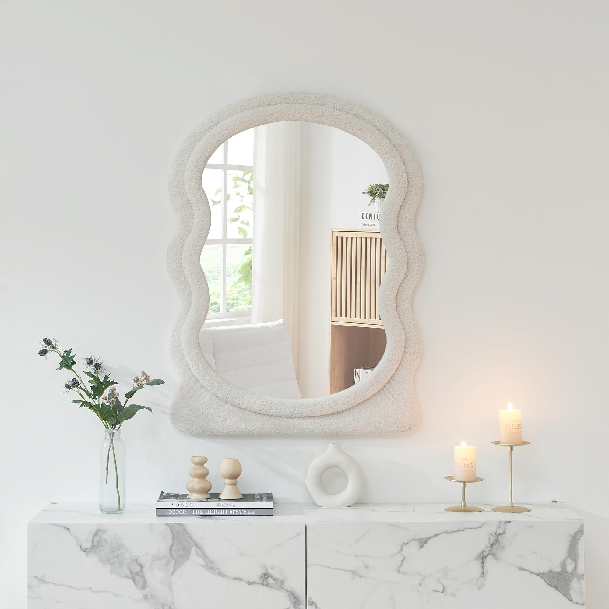 [en.casa] Specchio da Parete Moderno con Cornice in Peluche Morbida Forma Ondulata Specchio Decorativo per Ingresso Salotto Camera 80 x 60 cm Bianco
