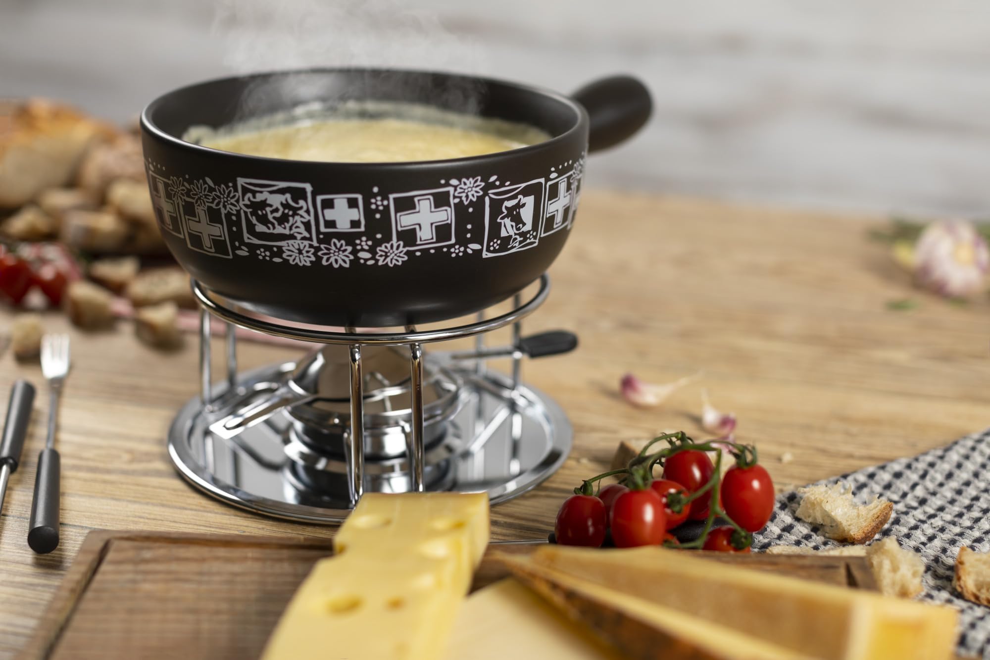 KUHN RIKON Set per fonduta di formaggio Suisse nero, Ø 23 cm, 2,6 litri, ideale per 4-6 persone per amici e familiari, il set contiene 6 forchette, un chicco e un bruciatore per pasta