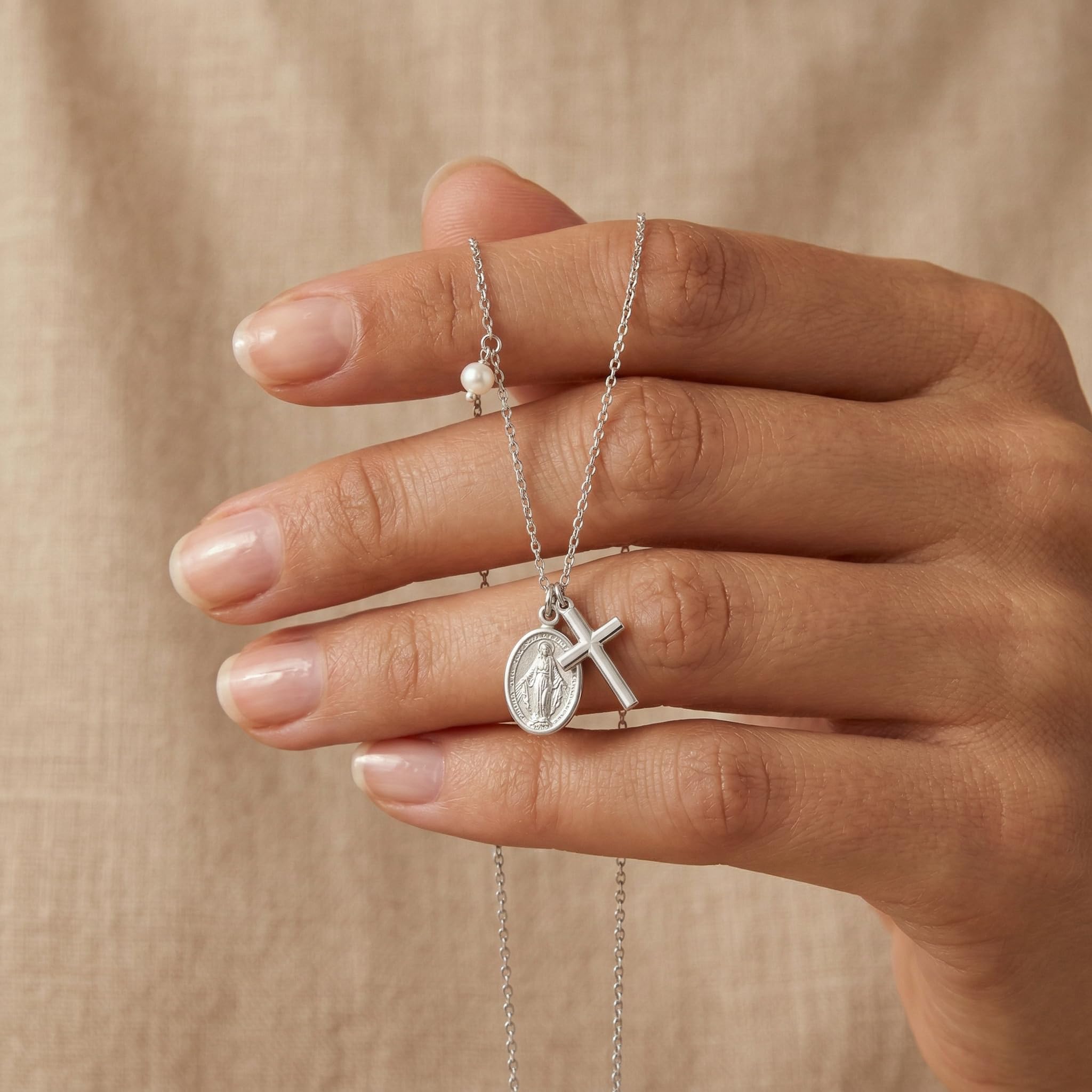 Engelsrufer Damen Halskette aus Sterling Silber mit Kreuz und Maria Symbol und Muschelperlen Anhänger - Karabinerverschluss - in zwei Längen verstellbar - nickelfrei