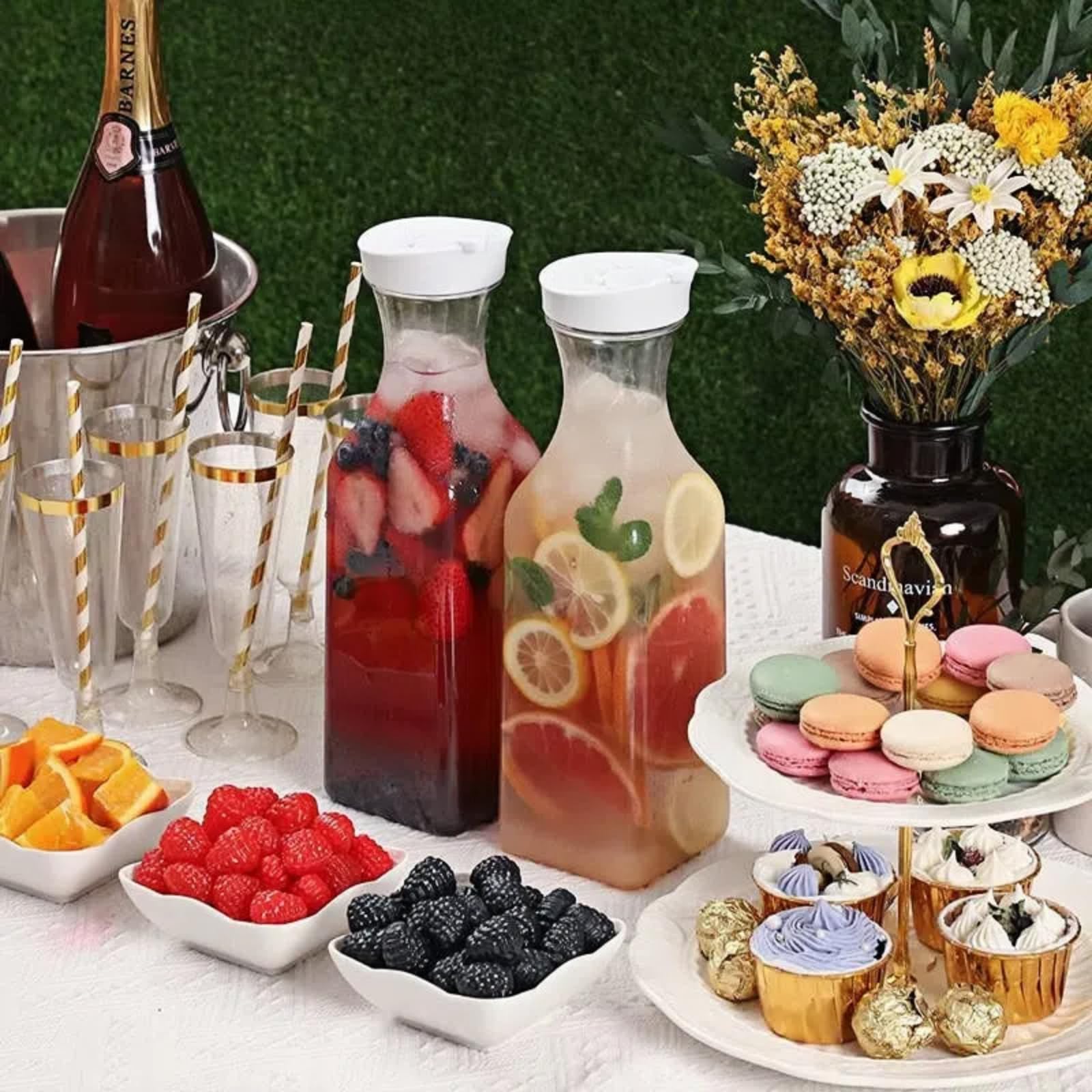 Set da 2 pezzi di brocche in plastica da 1,5L con coperchi a flip bianchi brocca per acqua brocca per succo adatta per acqua succo tè freddo soda limonata e altre bevande fredde