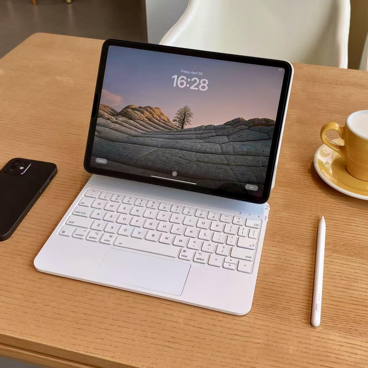 Magic Keyboard - Funda magnética para iPad Pro de 12,9 pulgadas (3ª, 4ª, 5ª, 6ª generación) y Air de 13" (M3/M2), teclado magnético con panel táctil, iluminación y disposición alemana QWERTZ