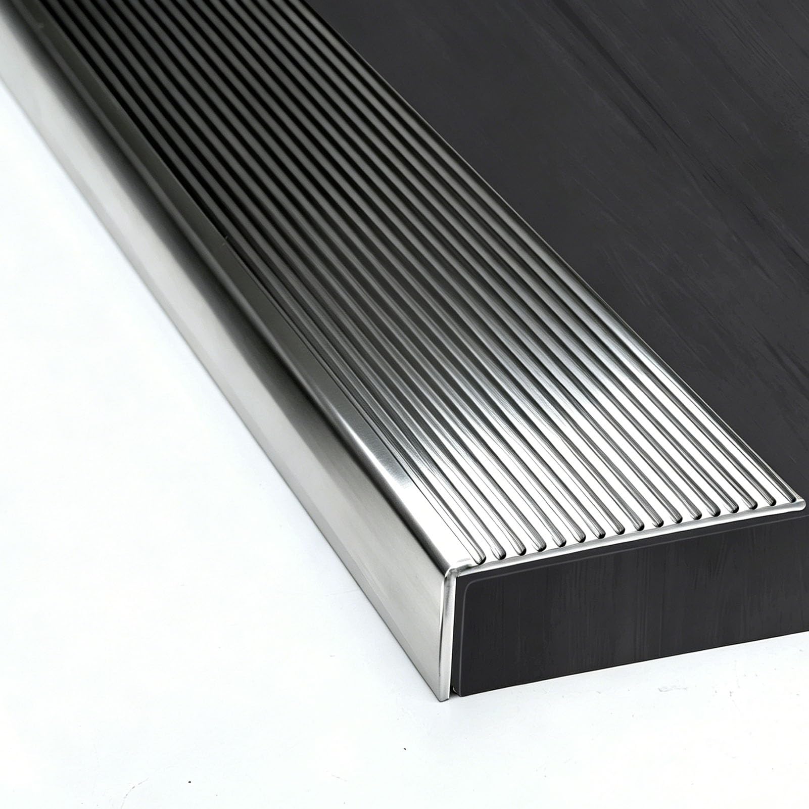 Protector de borde de escalera impermeable de metal ranurado para alto tráfico