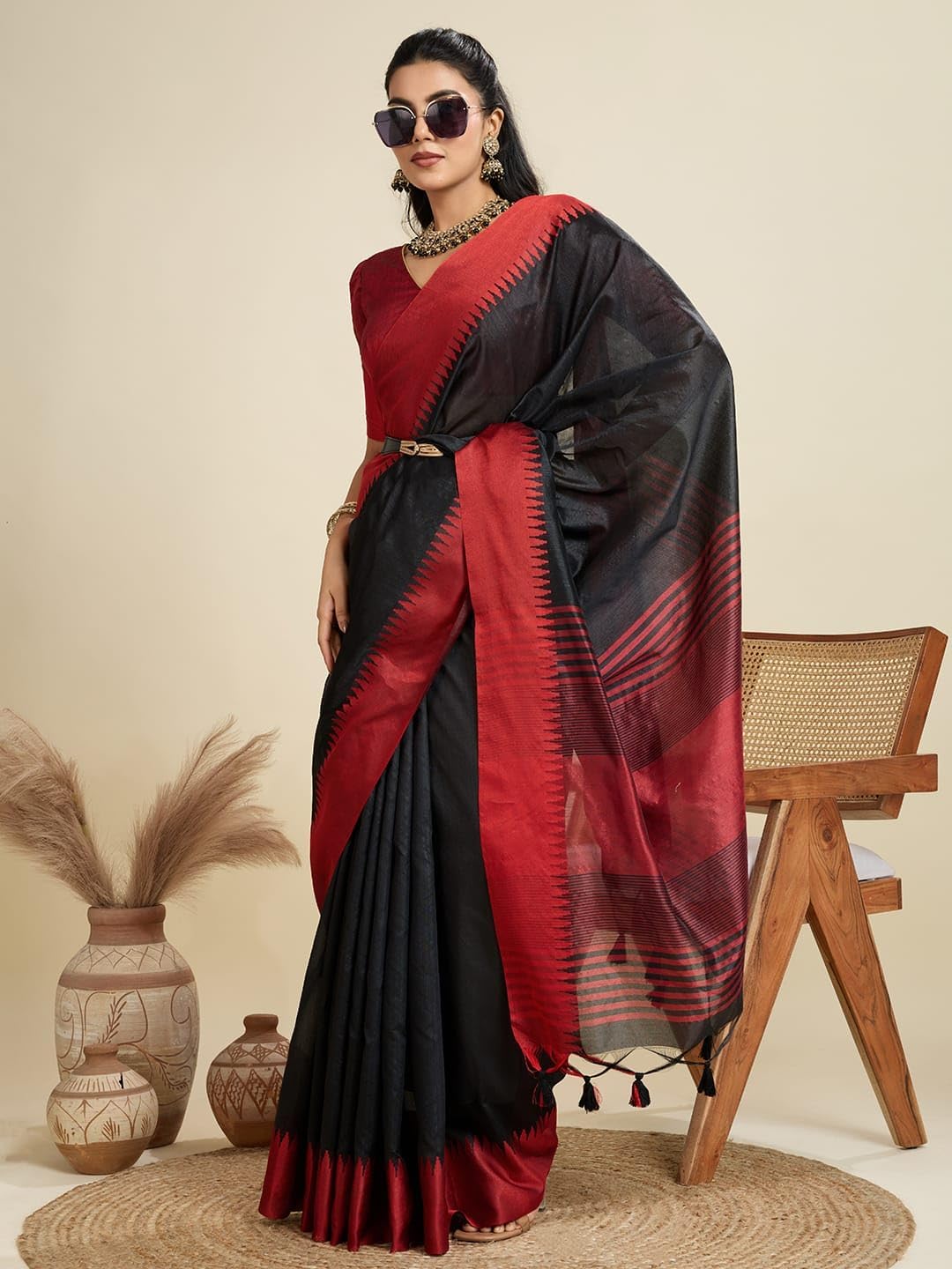 Damen Baumwoll-Seide Ethnischer Sari mit Zari-Arbeit und ungesäumtem Blusenteil (amaya-black-re), Schwarz , One size