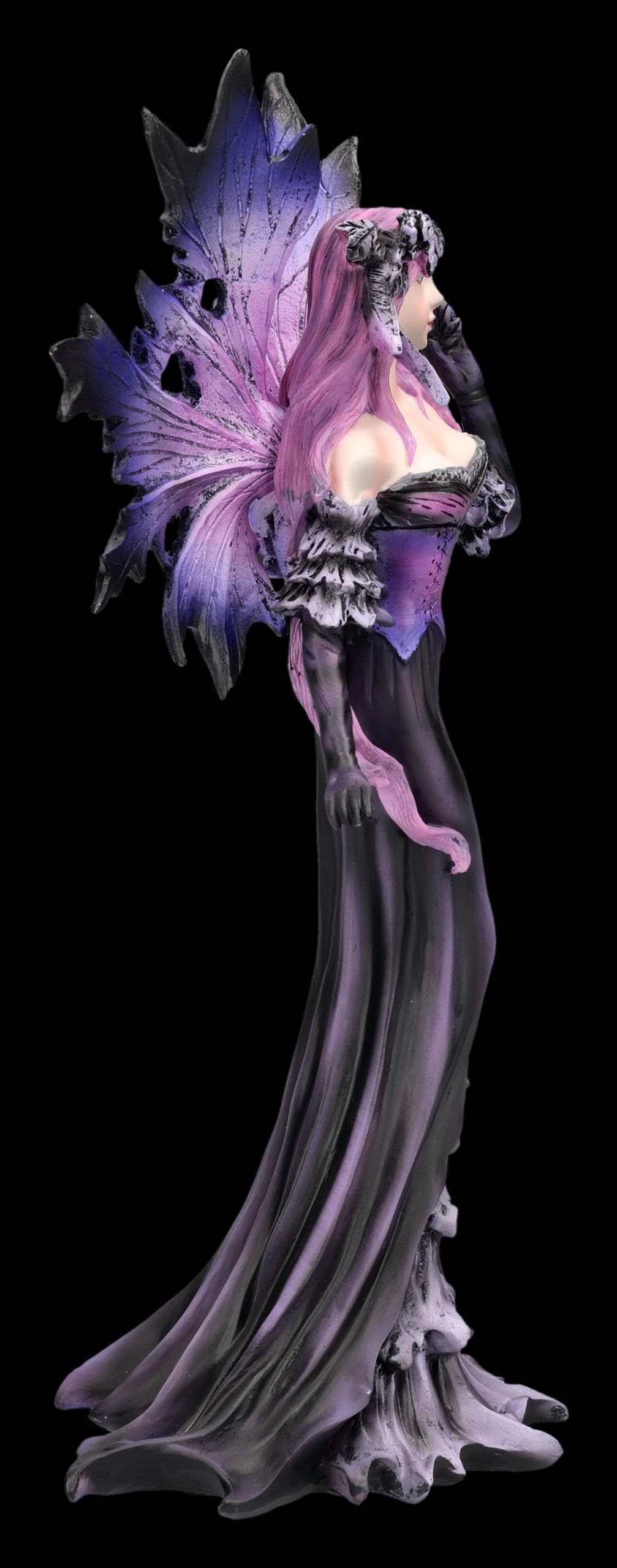 Figuren Shop GmbH Feenfigur – Schattenelfe Elvyra – handbemalte Fantasy-Deko (26 cm) – Tales of Aurelion Collection – Fantasievolle Geschenkidee für Elfen- & Feenfans
