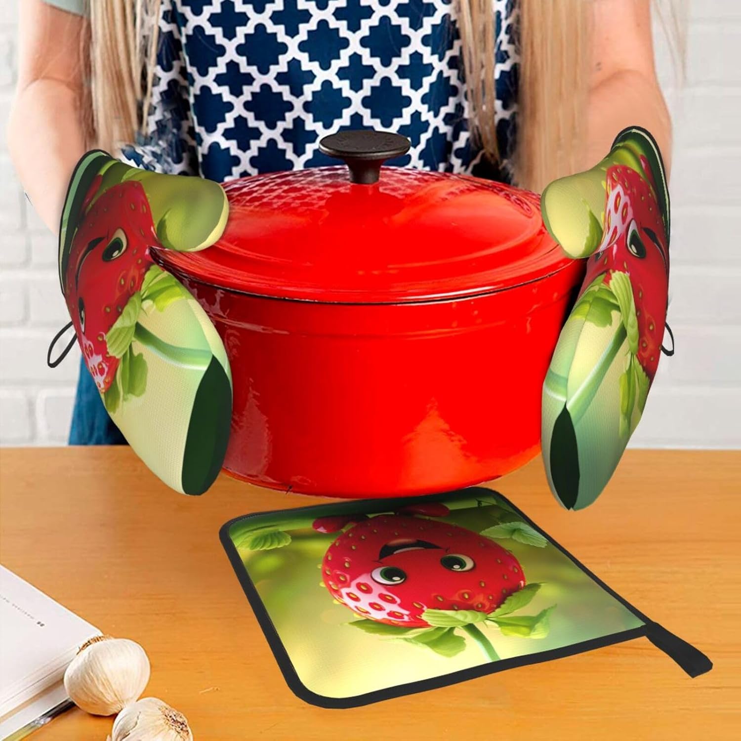 Cartoon Strawberry Print Heat Resistant Microwave Gloves, Used for Baking, Cooking, and Fashion Kitchen Essentials