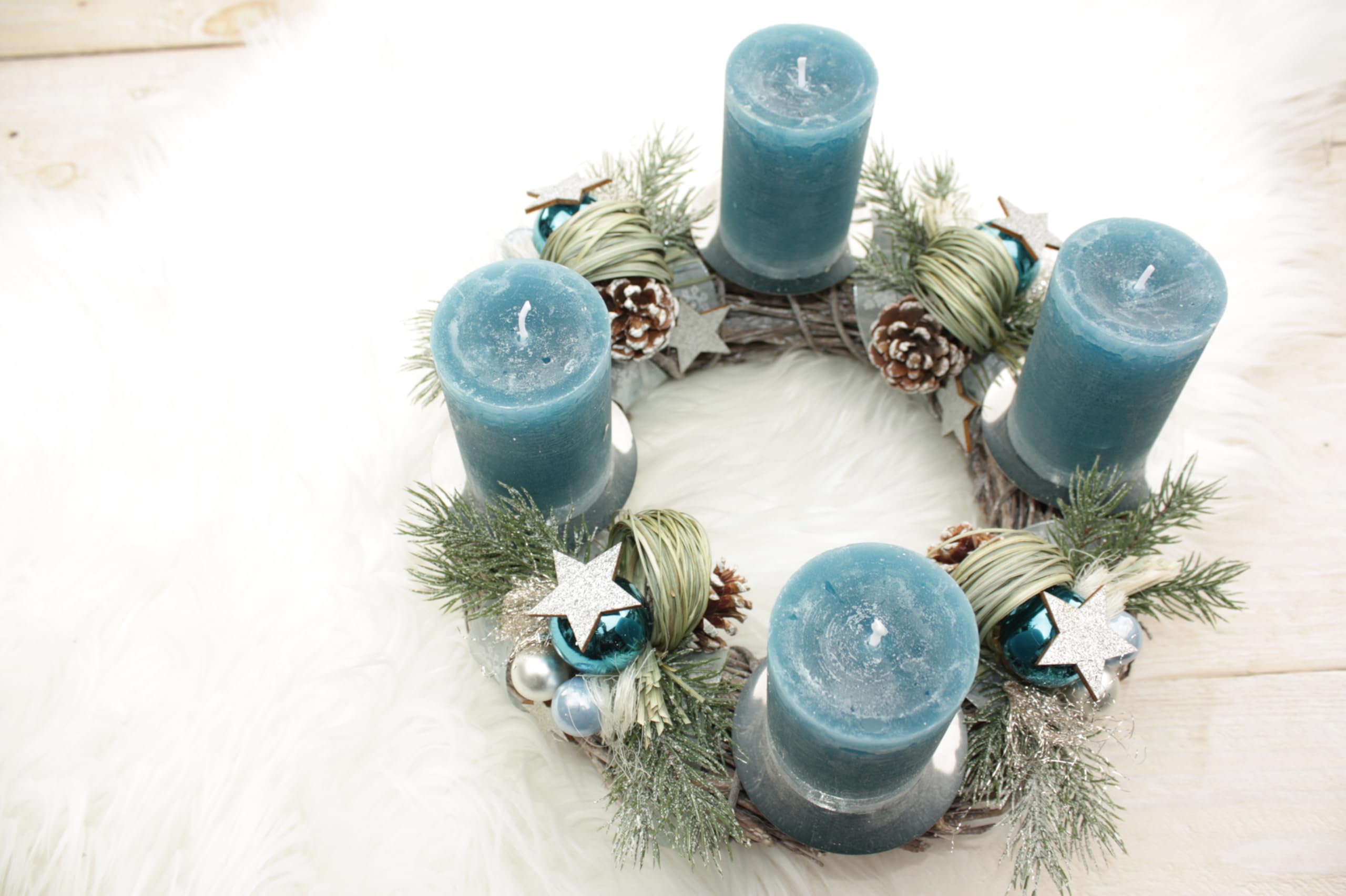 Adventskranz D30cm, Azurblau Silber | Durchgewachst