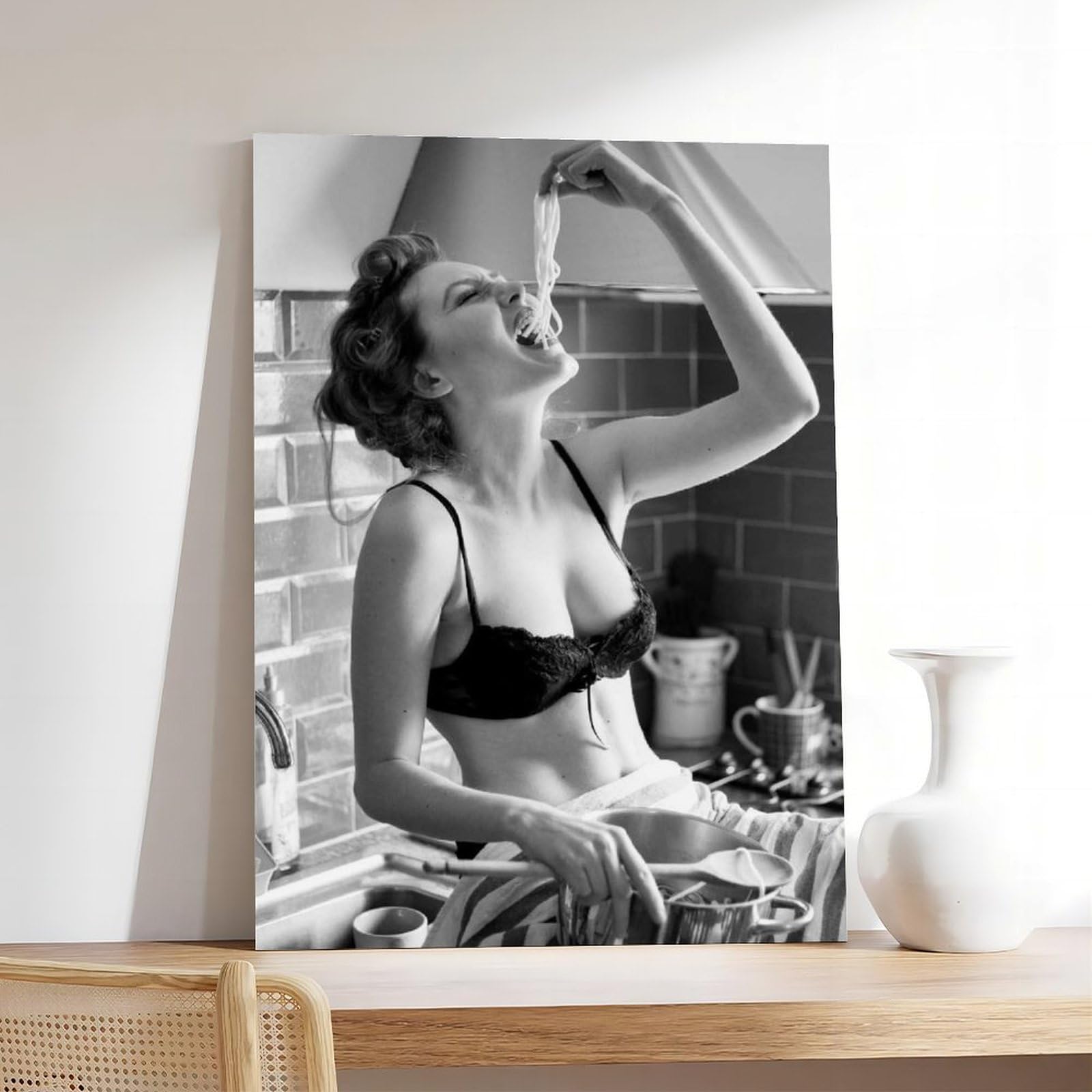 Spaghetti Girl, Spaghetti Woman, Pasta Time, Pasta Moment Scandi S, Barilla, Schwarz und Weiß, Wohnleinwand, Wandkunst, Poster und Drucke, Raum, ästhetische Schlafzimmer, Bürodekoration, 61 x 91 cm