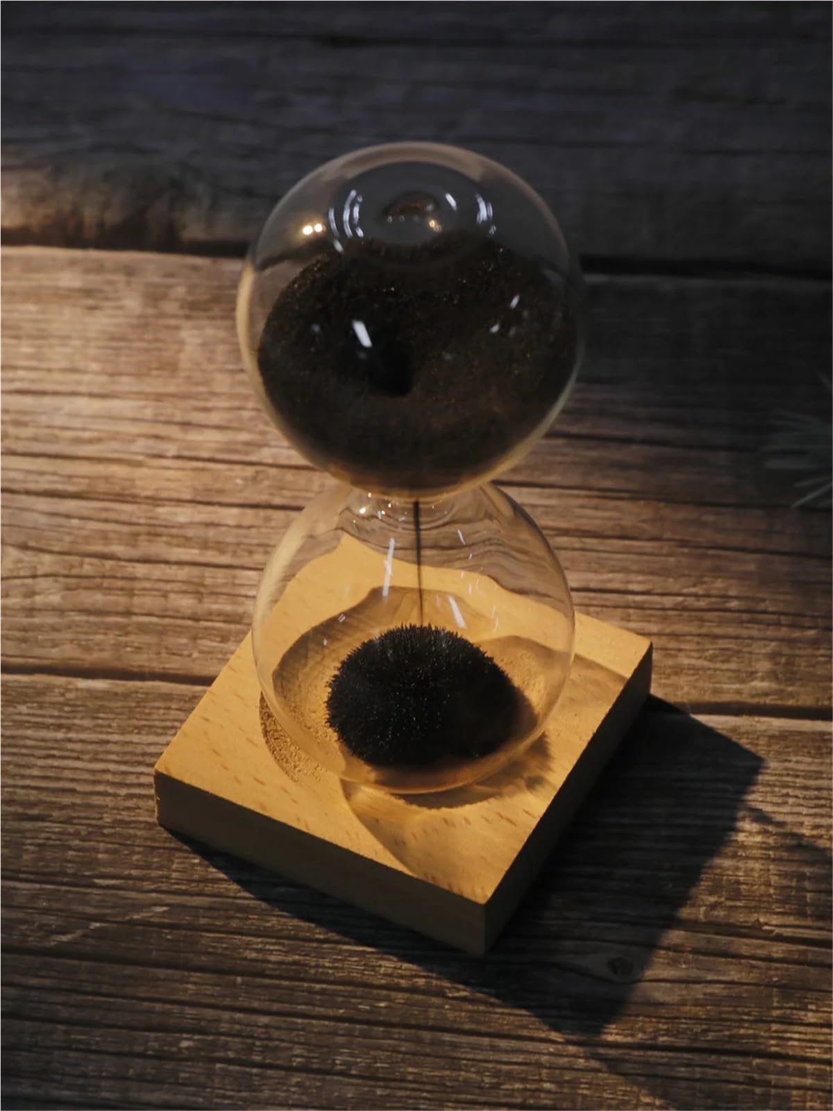 Kreative magnetische Sanduhr-Ornament-Uhr aus Glas mit Trichter und Sockel