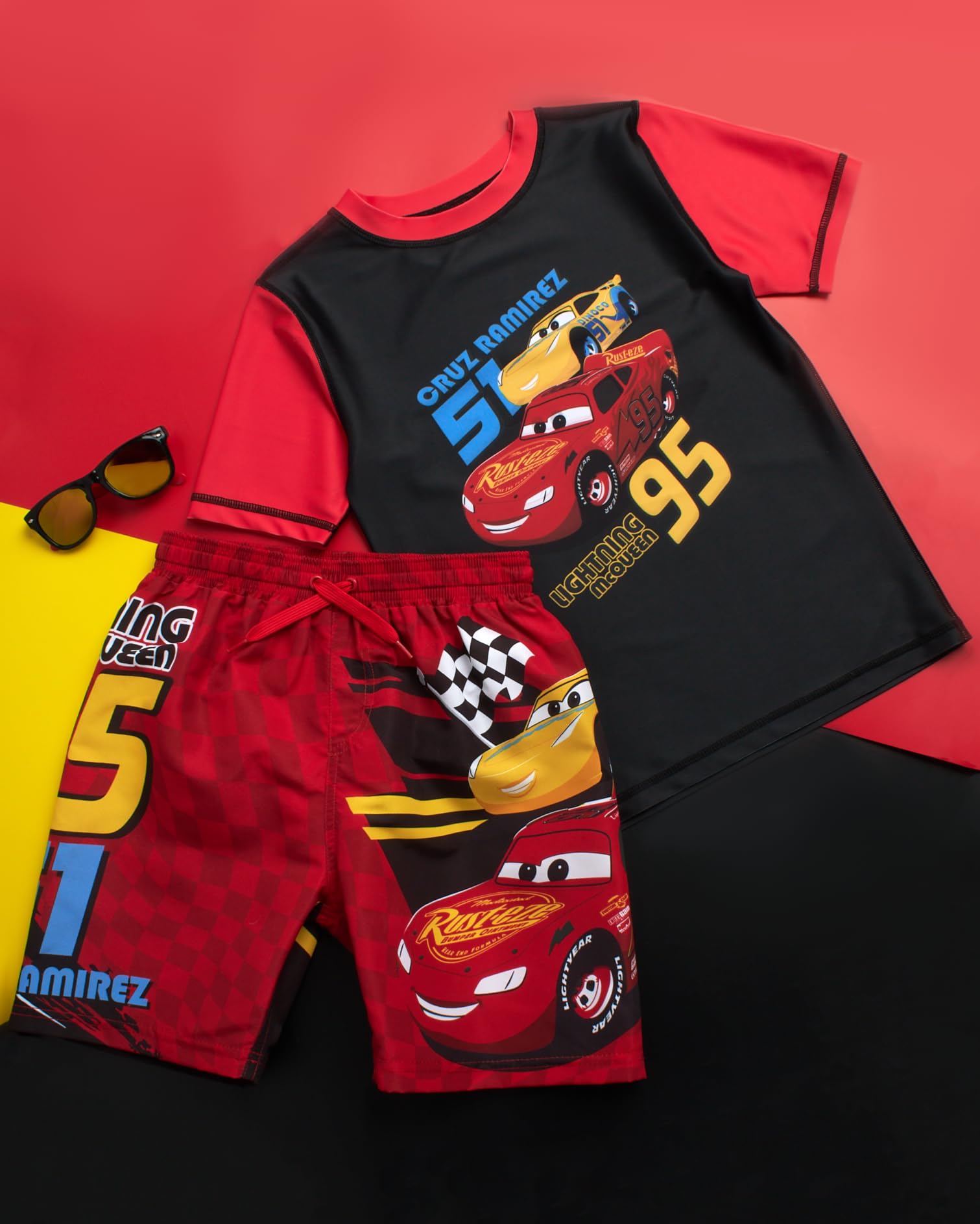 Disney 2-teiliges Schwimmset für Jungen, Rashguard-Shirt und Trunks, LSF 50