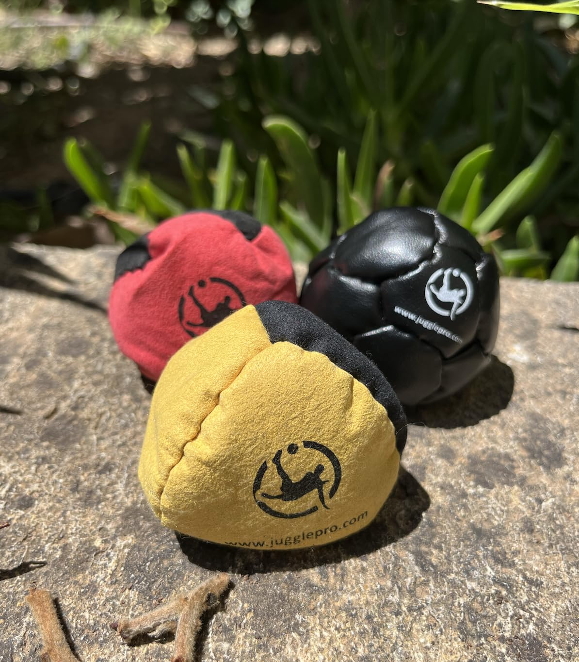 Footbag Hacky Sack Classic –3er Set hackisack bälle Handgenäht mit verstärkten Nähten & Amara Ultra Suede – Jonglierbälle für Anfänger & Profis – Für Indoor & Outdoor geeignet