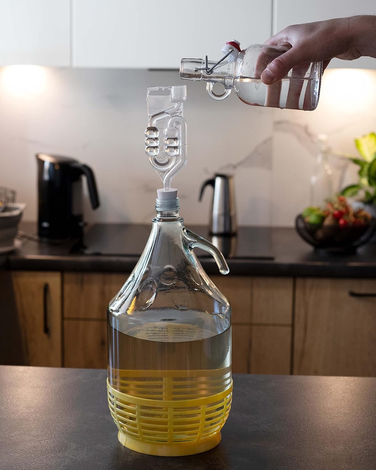 Lot de 6 bouteilles à col étroit avec bouchon à vis, panier de protection, sas à air et bouchon pour la fabrication de vin, fermentation, stockage de boissons en verre transparent, 5 l