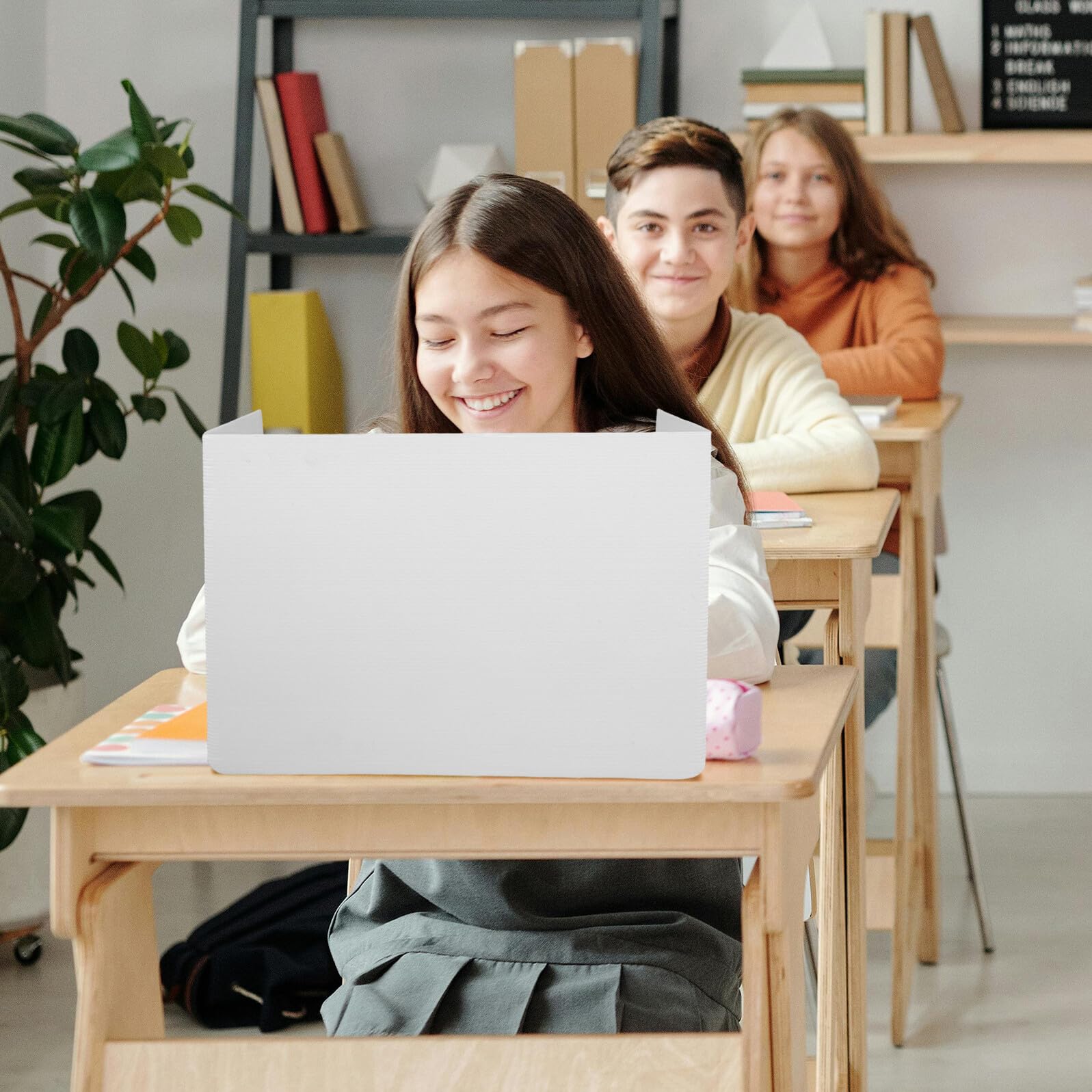 KALLORY 4 Pezzi Divisori per Scrivania da Ufficio in Plastica Set da 4, Pannelli Divisori per Privacy in Aula e Postazioni di Studio, Modulari e Resistenti per Ambienti Scolastici e
