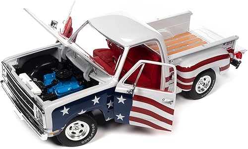 Miniatura 2 de Auto World AW310 - Camioneta D150 Adventurer de 1980, color blanco, con gráficos de bandera estadounidense e interior rojo, modelo 118 fundido a