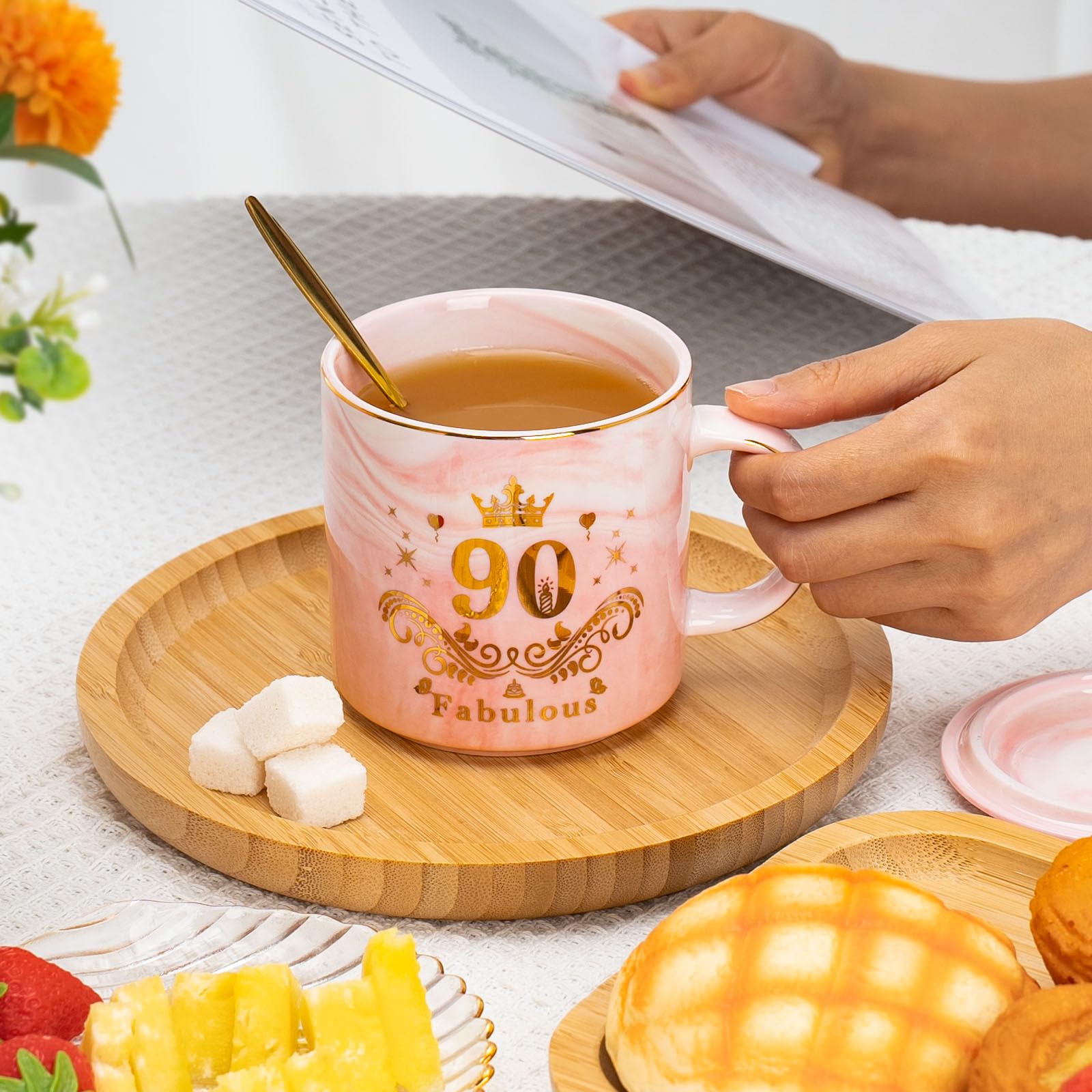 Regali per 90 Anni Tazza, Compleanno 90 Anni Ceramica Marmorizzata Mug 400ml Rosa, Divertenti Regali 90 Ann-i Donna per Mama, Nonna, con Coperchio, Cucchiaio, Scheda, Confezione Rega-lo