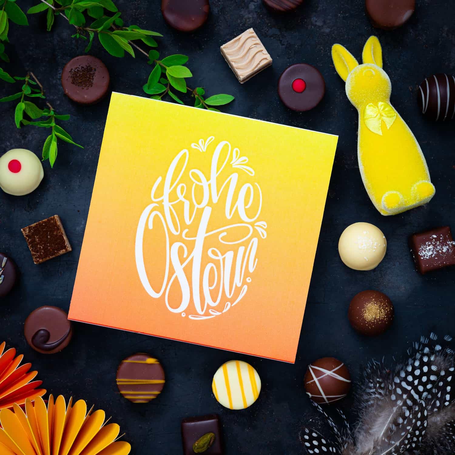 Hallingers Genuss Manufaktur Feinkost Oster-Geschenk-Set - XL-Geschenkkorb "Easter Bag yell..." großes Osternest 1 Schokoladen-Tafel, 9 Trüffel & 20 Pralinen-Ostereier, Ostern Körbchen für Frauen