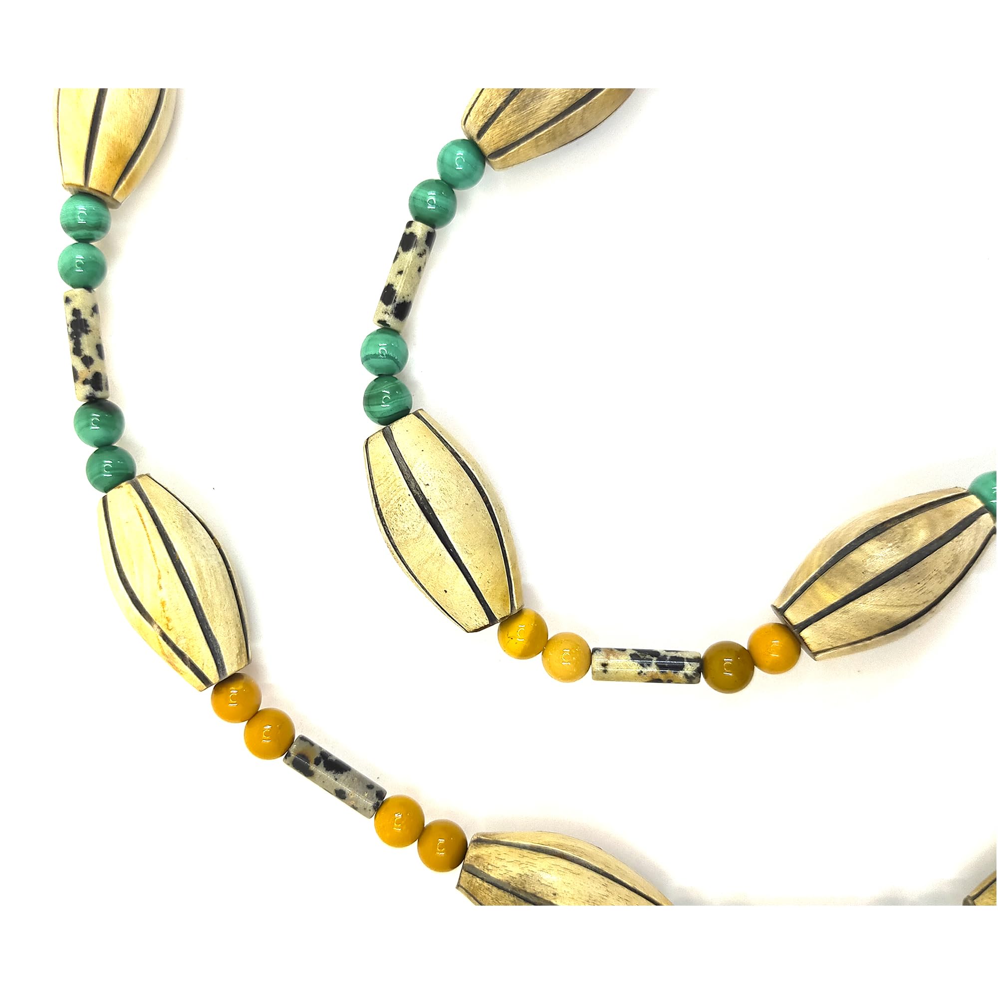 Collana lunga 70 cm con pietre vere e corno naturale striato, a base di diaspro mokaite giallo e altre rocce. Chiusura in argento 925. Idea regalo