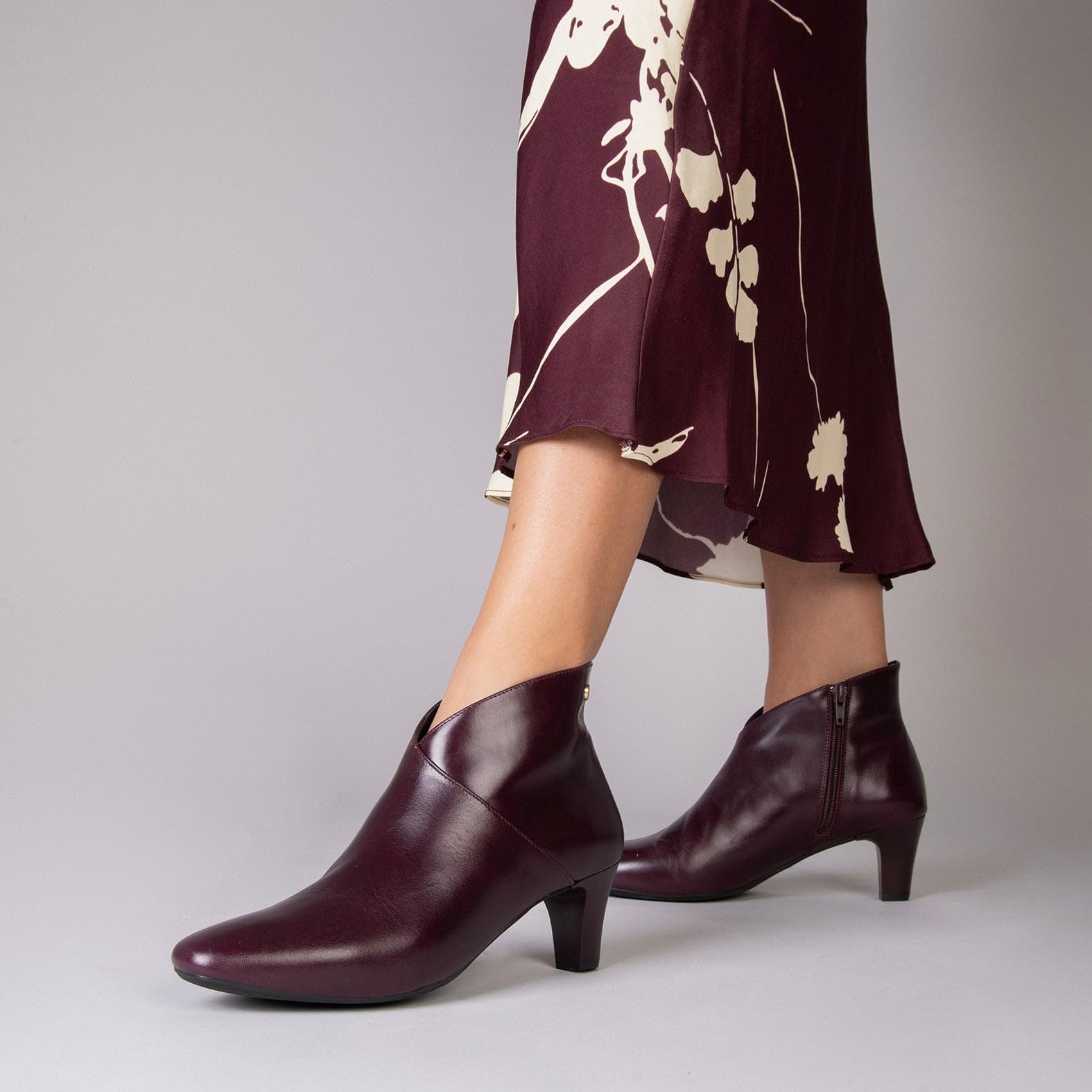 miMaO. Botines elegantes de tacón bajo con escote en V en piel. Hecho en España