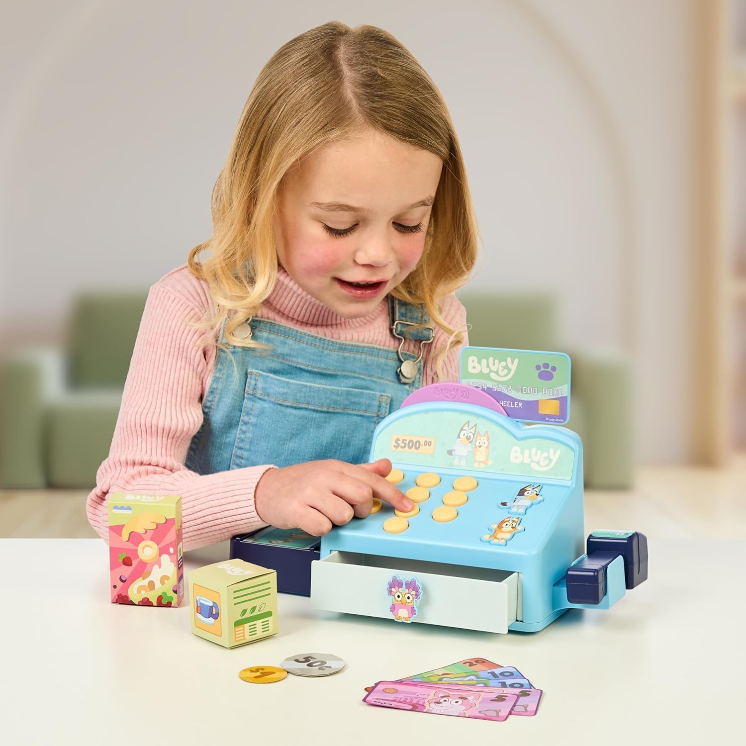 BlueY Caisse enregistreuse Les Boutons émettent des bips, des Sons et des répliques de et Bingo. Scanne des Articles comme si tu gérais Un Magasin. Contient Une Carte bancaire et de l’Argent !