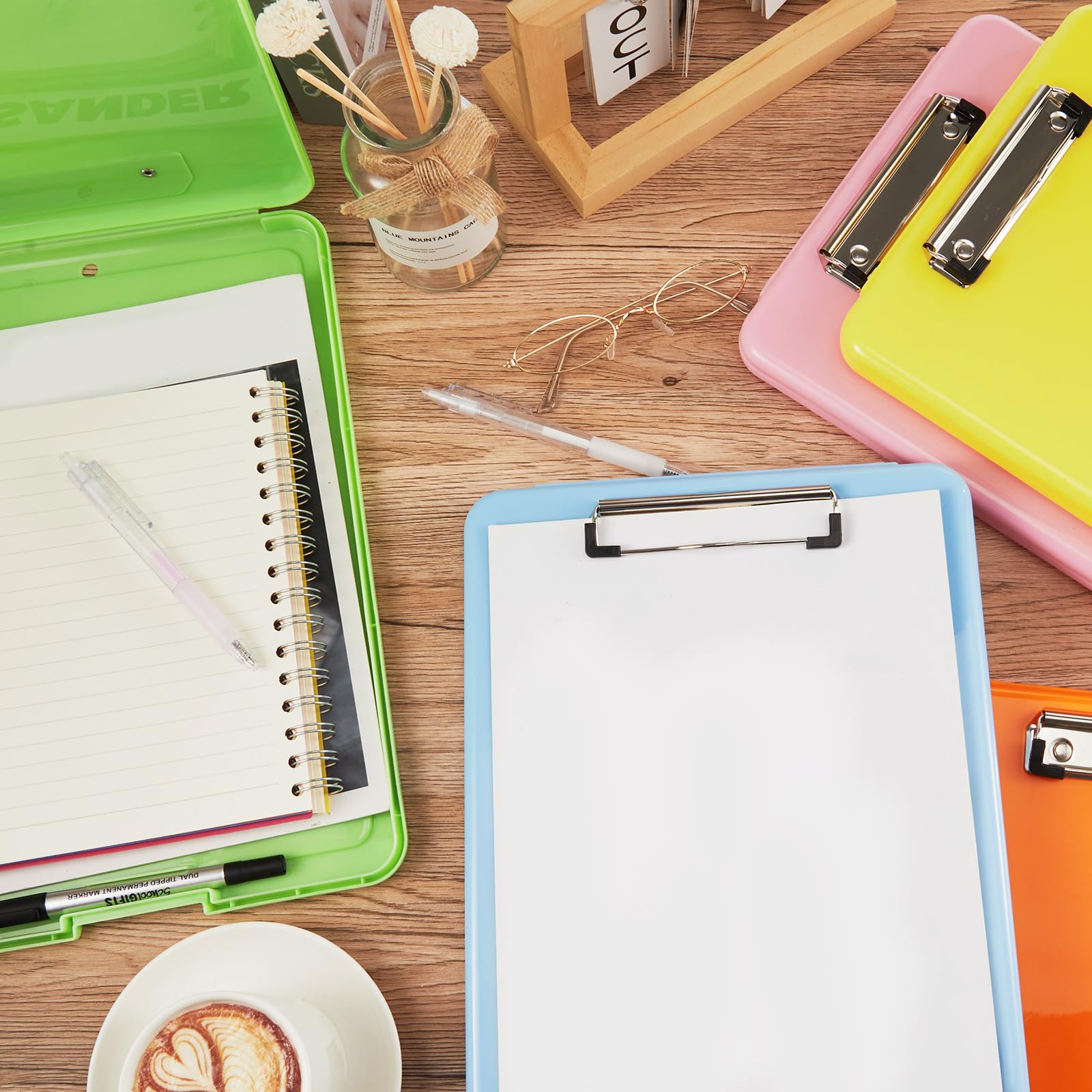Geyoga Kunststoff-Klemmbrett mit Stifthalter, untere Öffnung, Klemmbrett mit Aufbewahrungsbox, A4-Papier, robustes Klemmbrett, sortierte Farben, Hartfaserplatten-Set für Krankenschwestern, Studenten,