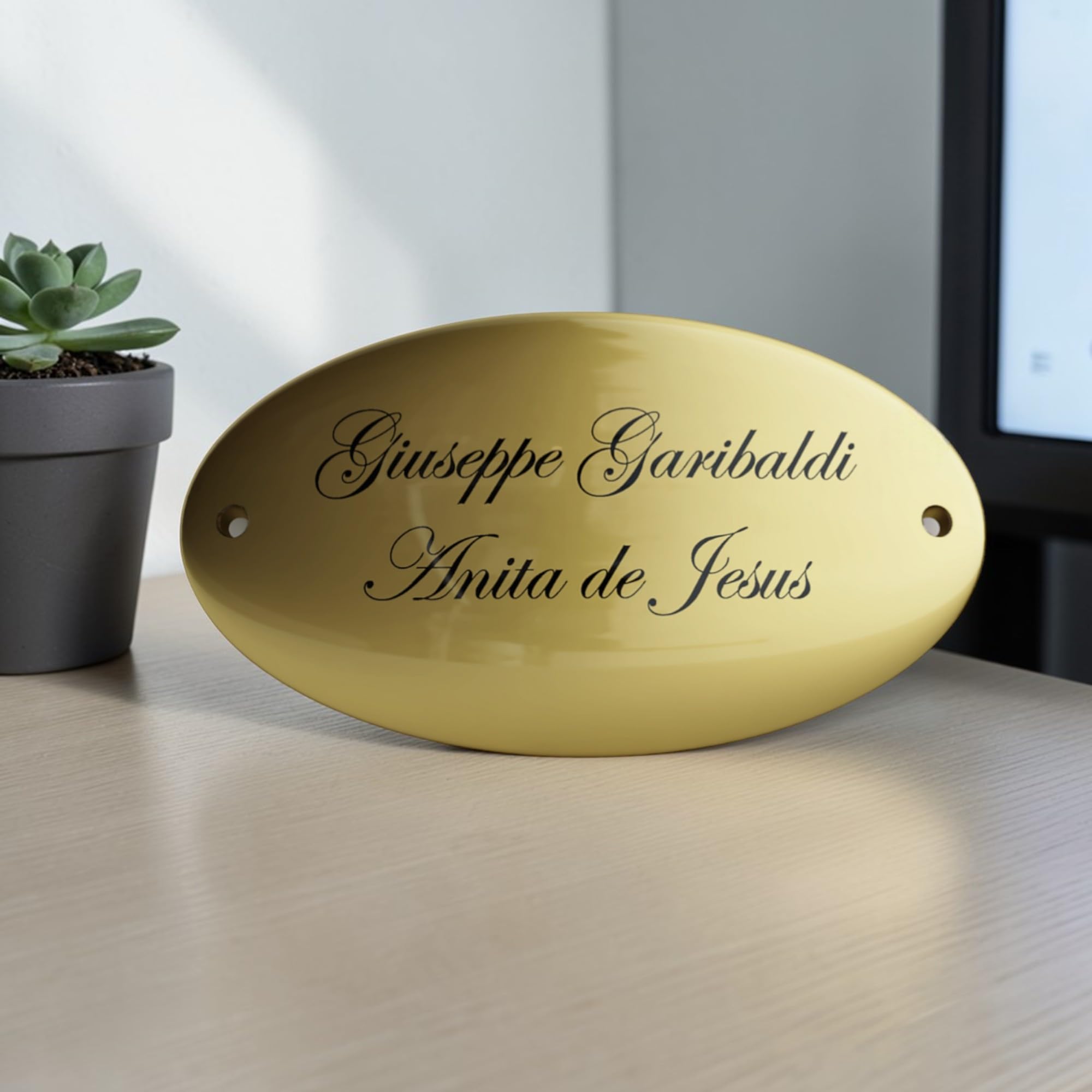 Targa Porta in Ottone Lucido Personalizzata 13x7,5 cm – Targhetta Incisa per Nome, Numero Civico o Studio Professionale – Ideale per Casa, Ufficio e Hotel, Esposizione Codice CIN e CIR