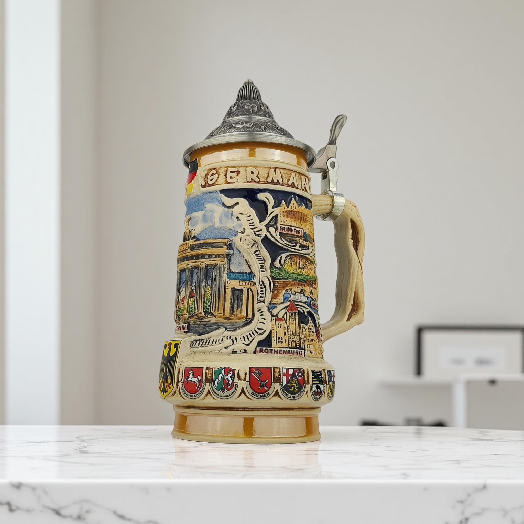 Bierkrug mit Deckel 0,7L – Traditioneller Steinkrug mit Deutschland-Motiv und Wappen-Design – Bierseidel für Zuhause, Bierfest & Sammlung – Geschenk für Männer, Papa & Bierfans