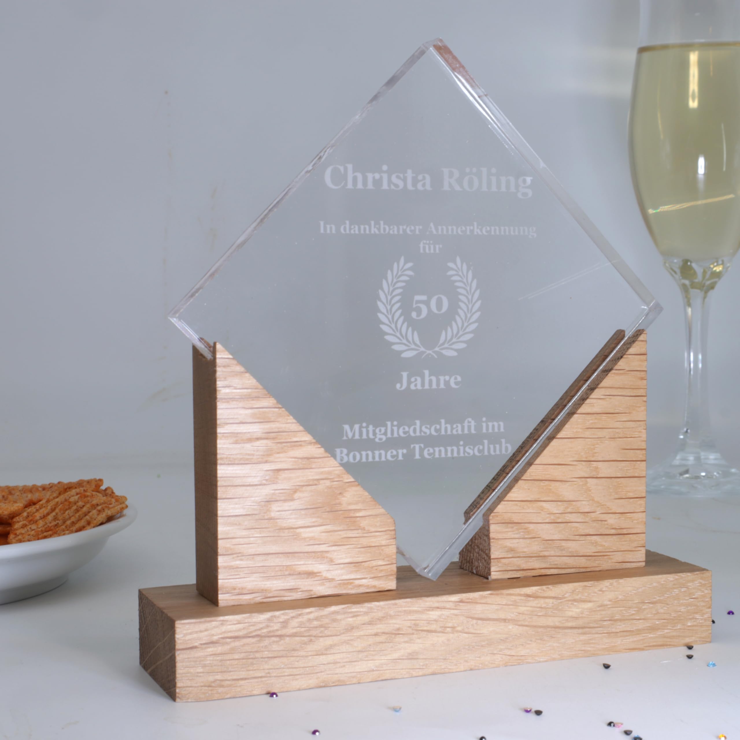 Pila Stone Moderner Acryl Award mit Holzsockel – personalisierbar & hochwertig, Acrylglas mit Eichenholz, Repräsentativ moderner Pokal der Extraklasse