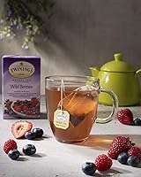 Vista 2 de Twinings Té de bayas silvestres, un té de hierbas naturalmente sin cafeína lleno de sabores frescos y edificantes de té de bayas, bolsas de té