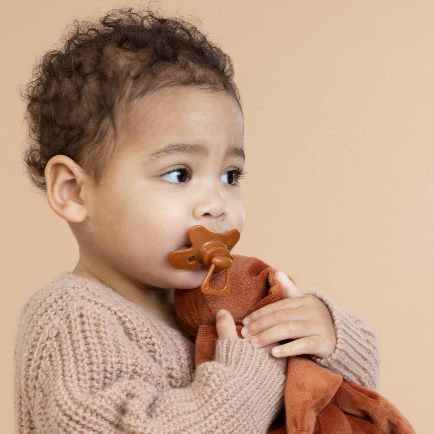 Difrax Tétine 18 Mois et Plus– Sucette Naissance avec Tétine Silicone – 18+ - Facile à Accepter - un Apport Optimal d'Air – Tutute Bébé 18-36 Mois – Marron/Cannelle – 2 Pièces