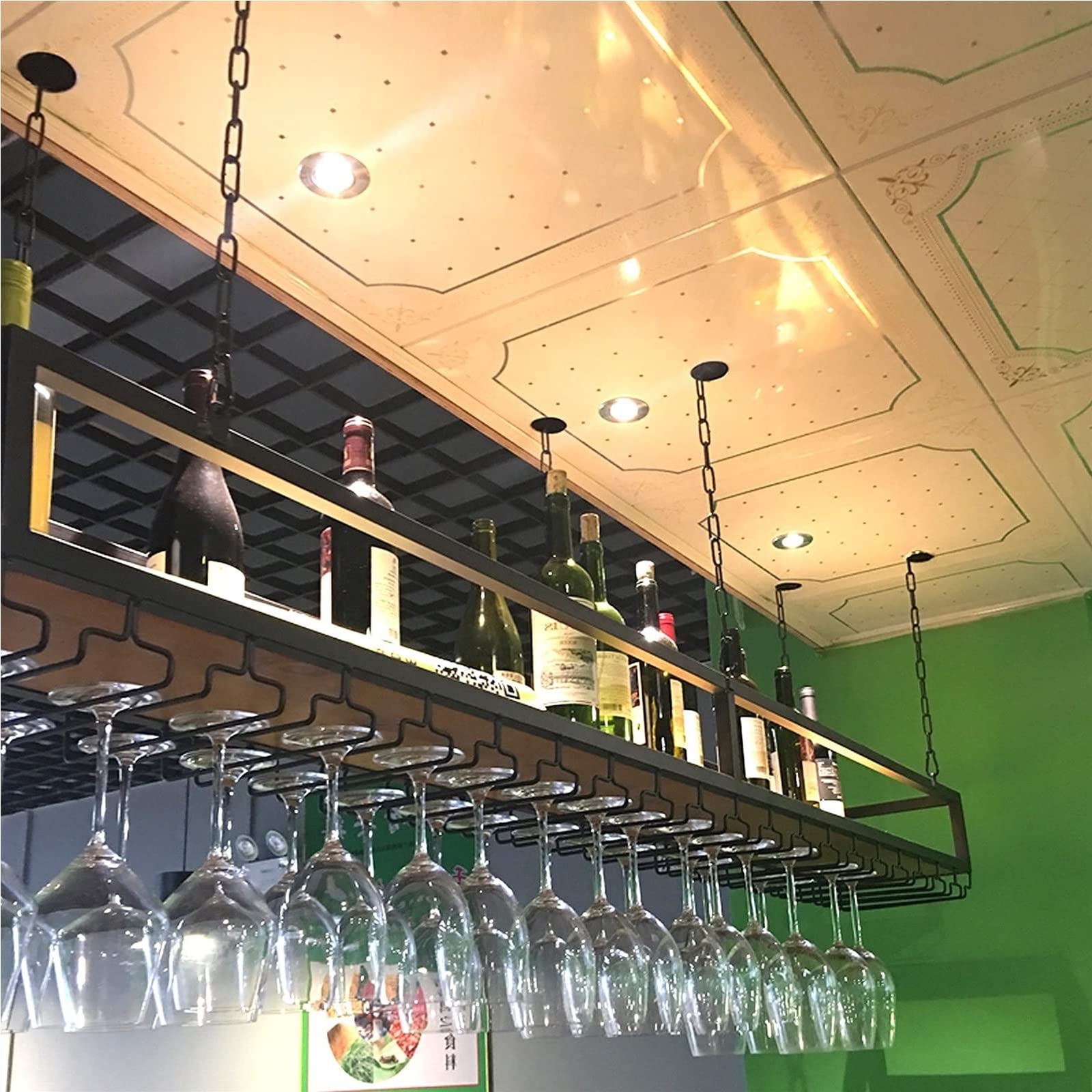 Étagères à vin suspendues pour une ambiance bar de loft vintage