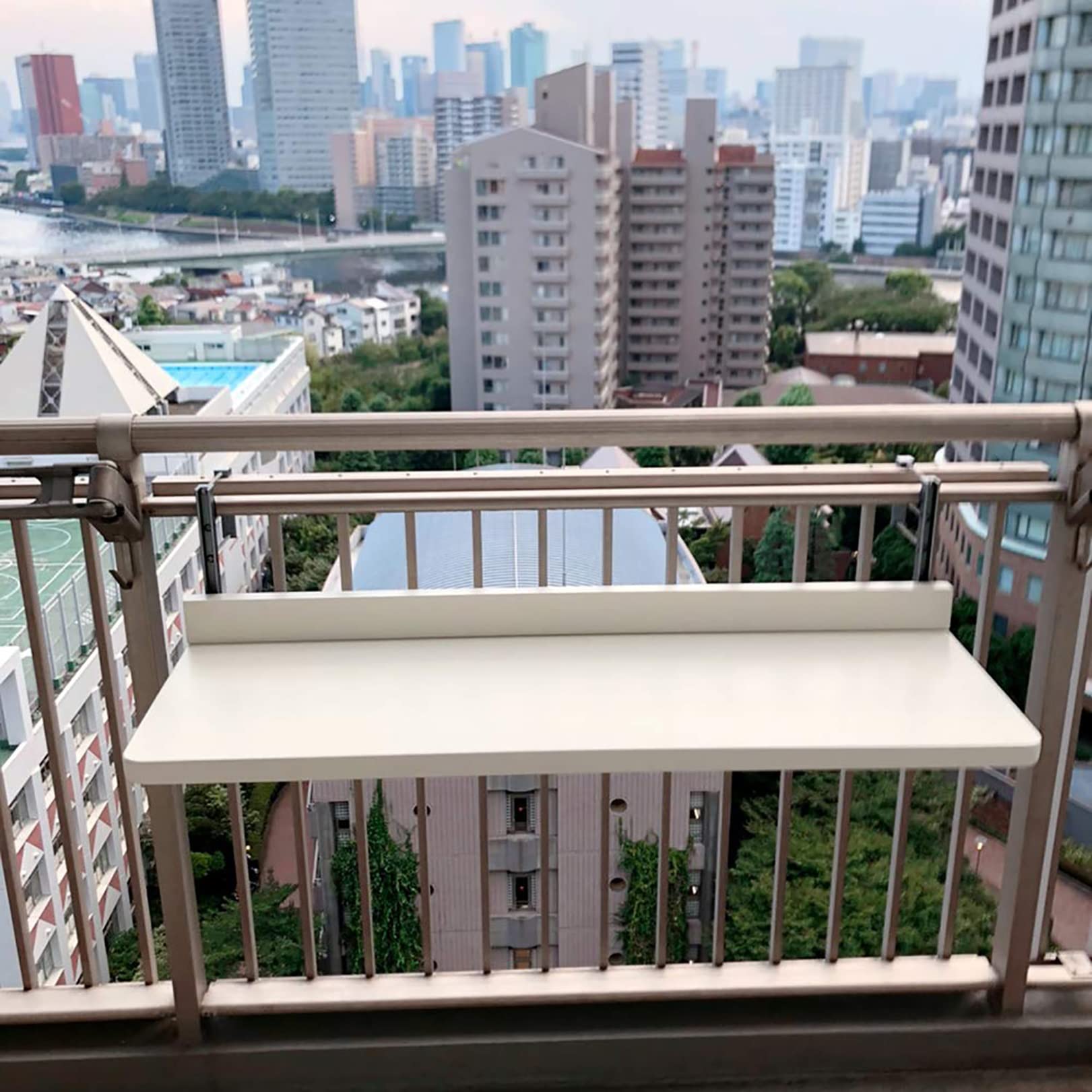Table suspendue pour balcon pour petit espace avec fixation rambarde