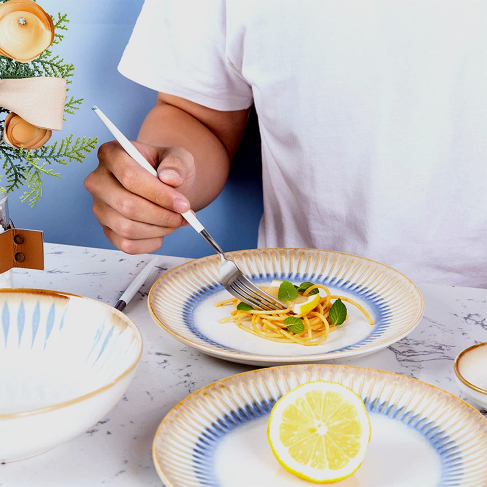 Zestawy obiadowe na 4 szt., 16 szt. naczyń porcelanowych Zestawy obiadowe, komplet naczyń, komplet zastawy stołowej z talerzem obiadowym, talerzem deserowym, miską i talerzem do zupy, można myć w zmyw