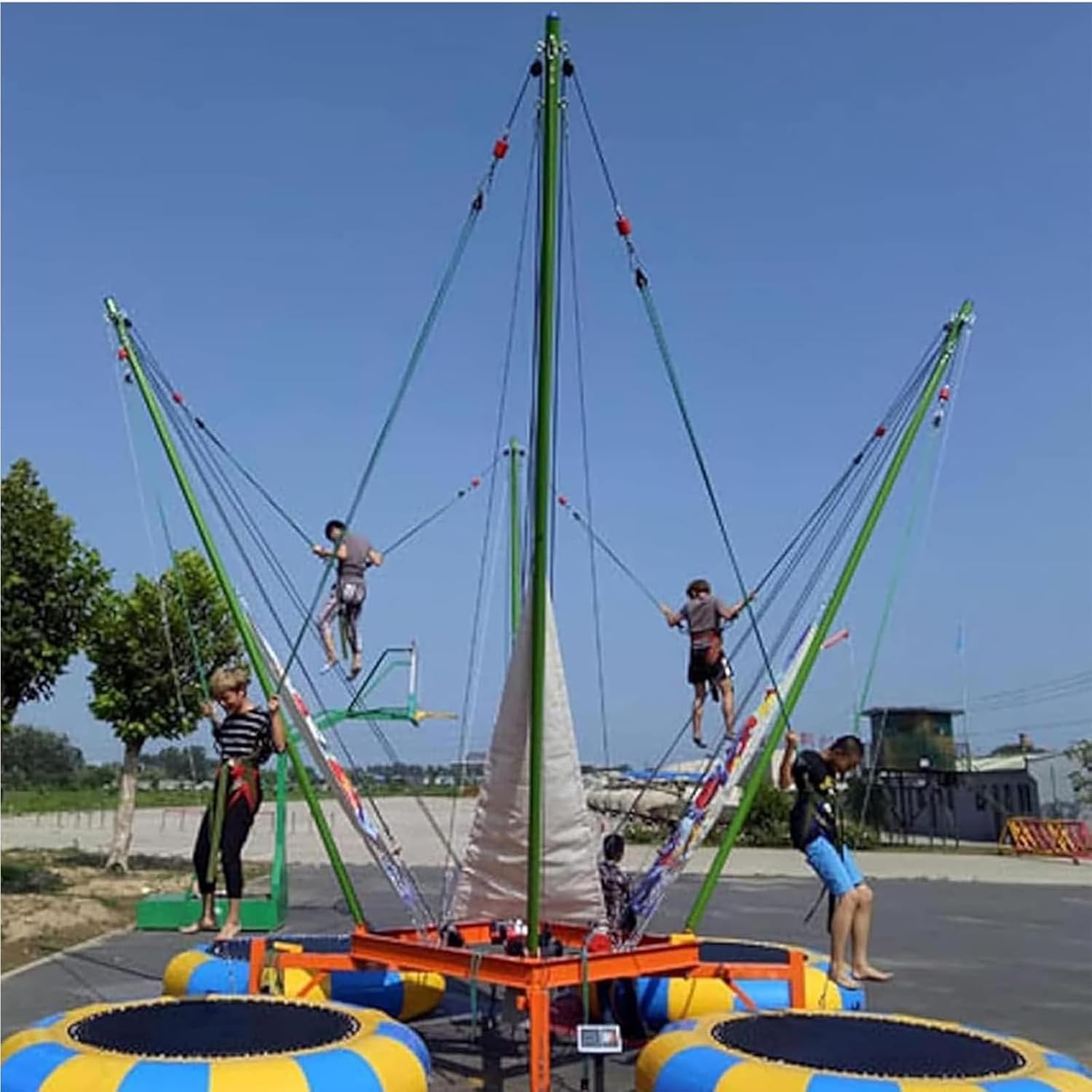 Trampolino gonfiabile ad acqua con scivolo e salto, piattaforma di gioco galleggiante per laghi, piscine e mare calmo