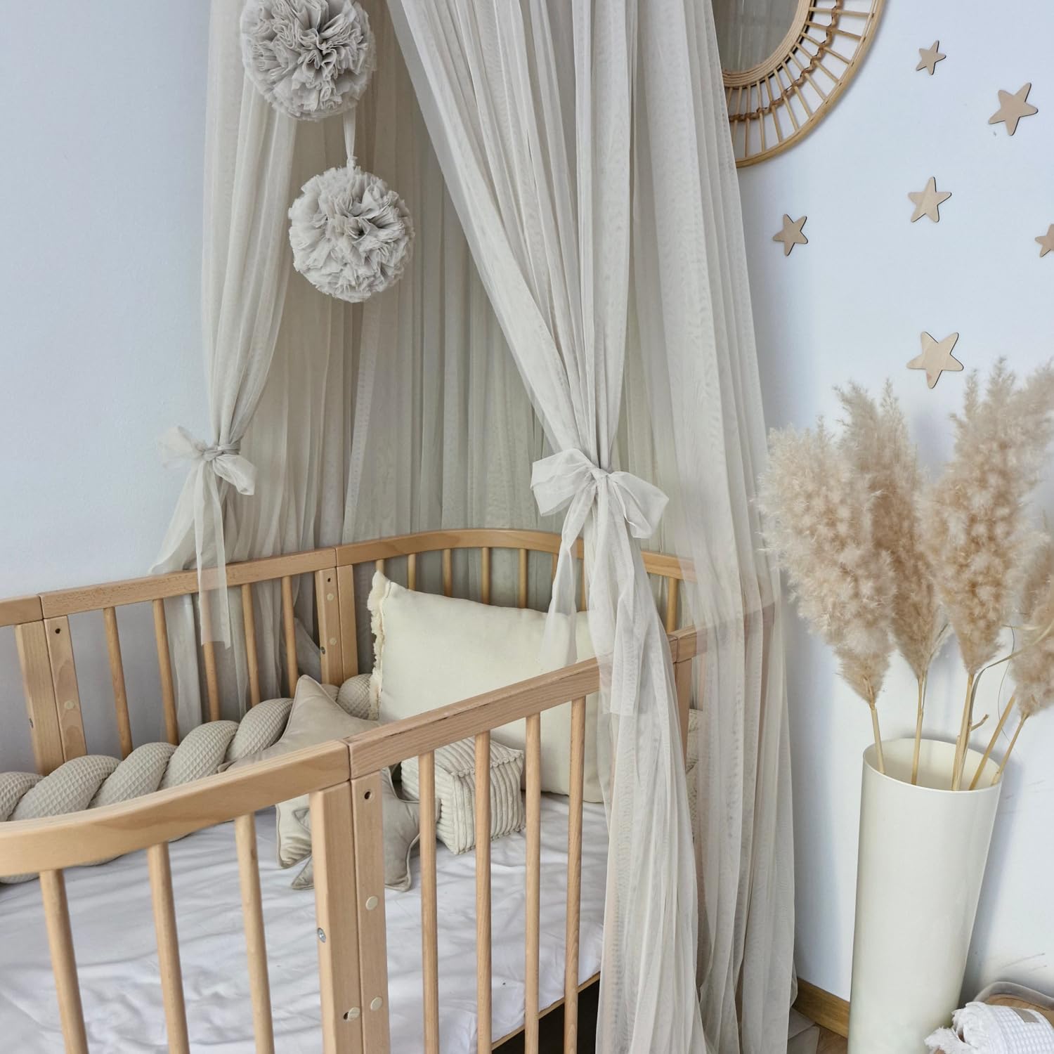 KOELL Baldachin Kinderzimmer – Betthimmel mit Pompons und Schleifen, Metallring zur Deckenmontage, Höhenverstellbarer 240–300 cm, Oeko-Tex Tüll, Beige