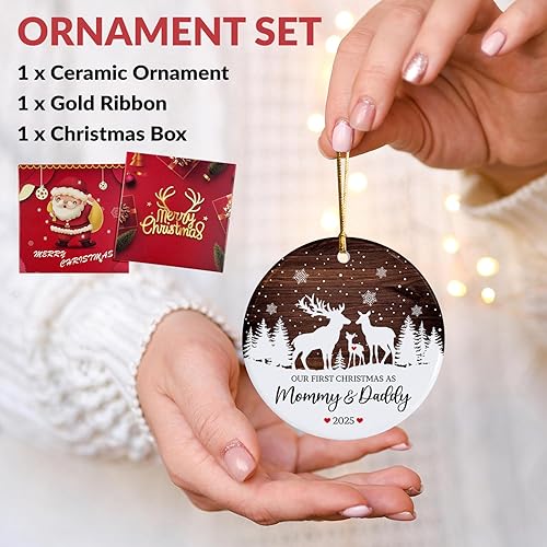 Miniatura 3 de Nuestra primera Navidad como mamá y papá 2025 Adorno de cerámica de reno - Regalos para nueva mamá y papá, adorno para nuevos padres, recuerdo