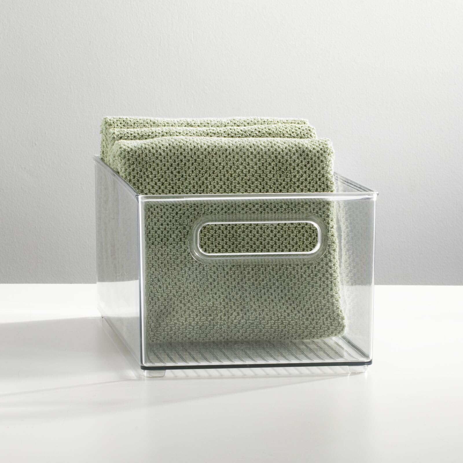 mDesign Juego de 2 cajas de plástico con asas – Organizador transparente con diseño atractivo – Cajas organizadoras para accesorios de baño, cosméticos y otros utensilios – transparente