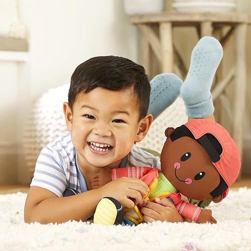 Miniatura 2 de Playskool Dressy Kids - Muñeca con pelo negro y sombrero, juguete de peluche de actividades con cremallera, cordón de zapatos, botón, para niños de