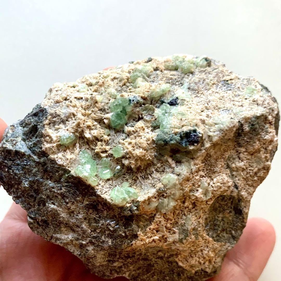 グリーンガーネット（デマントイド？）の母岩付き原石（パキスタン産） マダガスカル産のデマントイドガーネットの母岩付き原石 3.9g