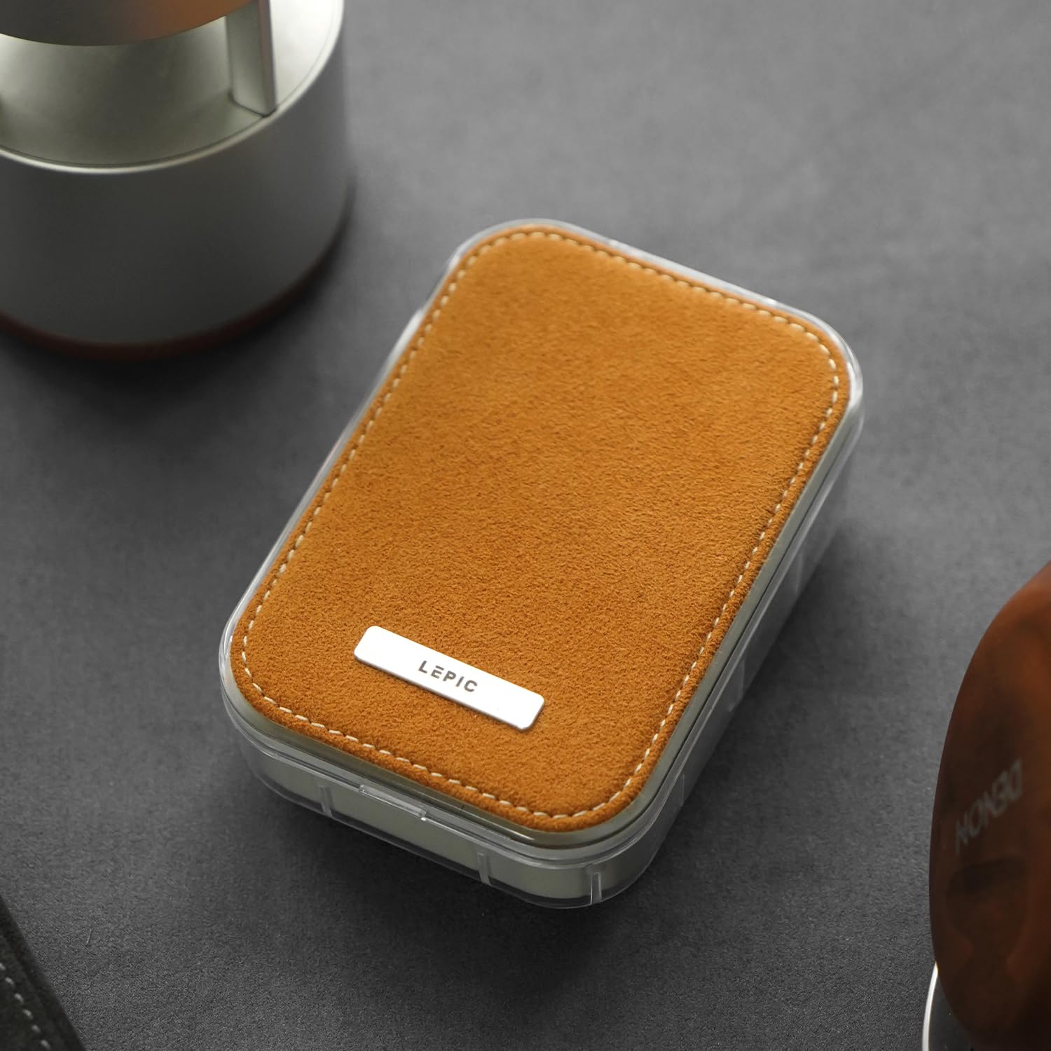 【生産終了品/新品未開封】LEPIC JUKEBOX タン ② Amazon | LEPIC LPC-JB-ALC-TAN JUKEBOX イヤホンケース ALCANTARA TAN