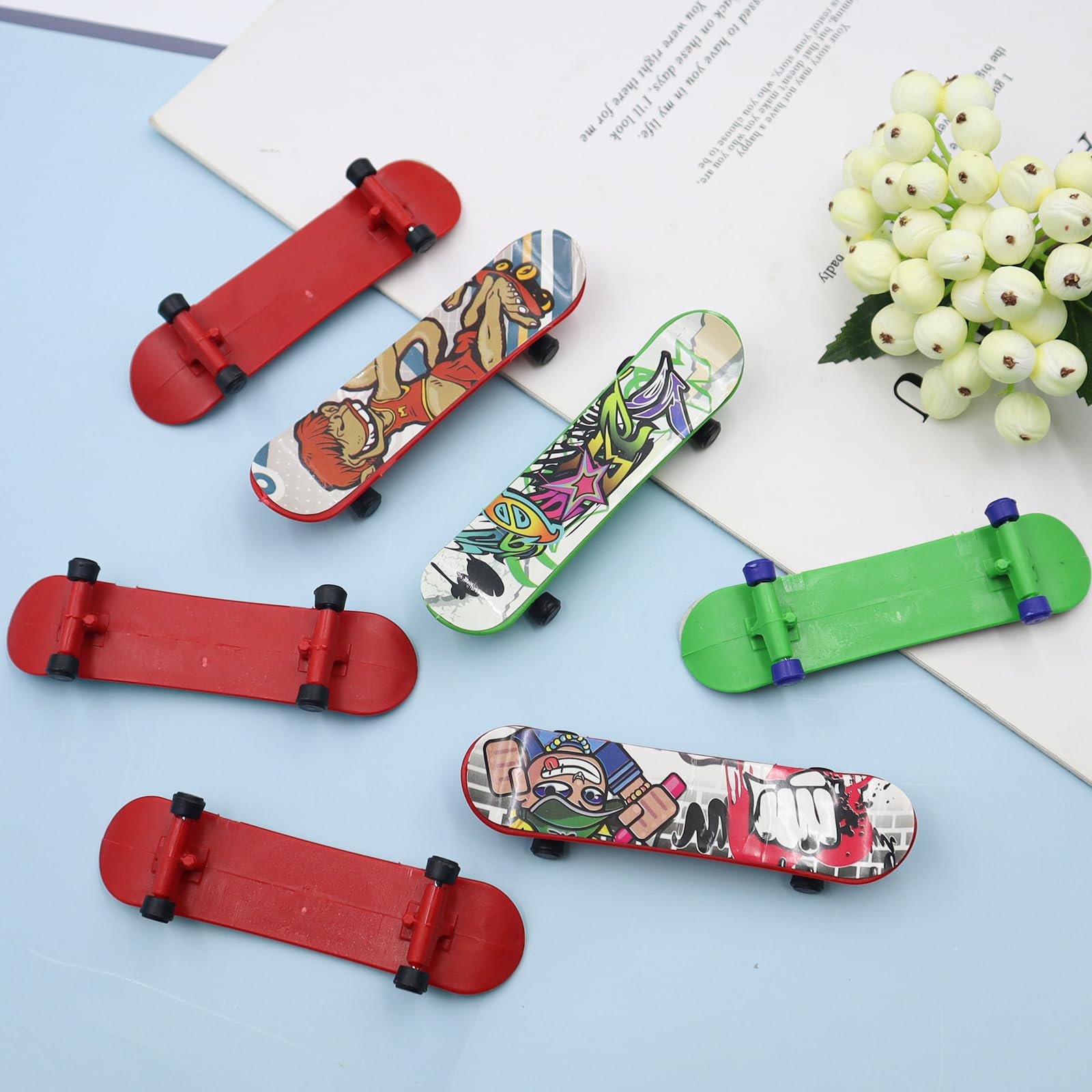 OMJMYY 30 sztuk Mini deskorolka na palec, Zabawka na palce, Profesjonalna deskorolka na palce, Zestaw kreskówkowych deskorolek na palce dla dzieci na urodziny, Kreatywne prezenty dla gości