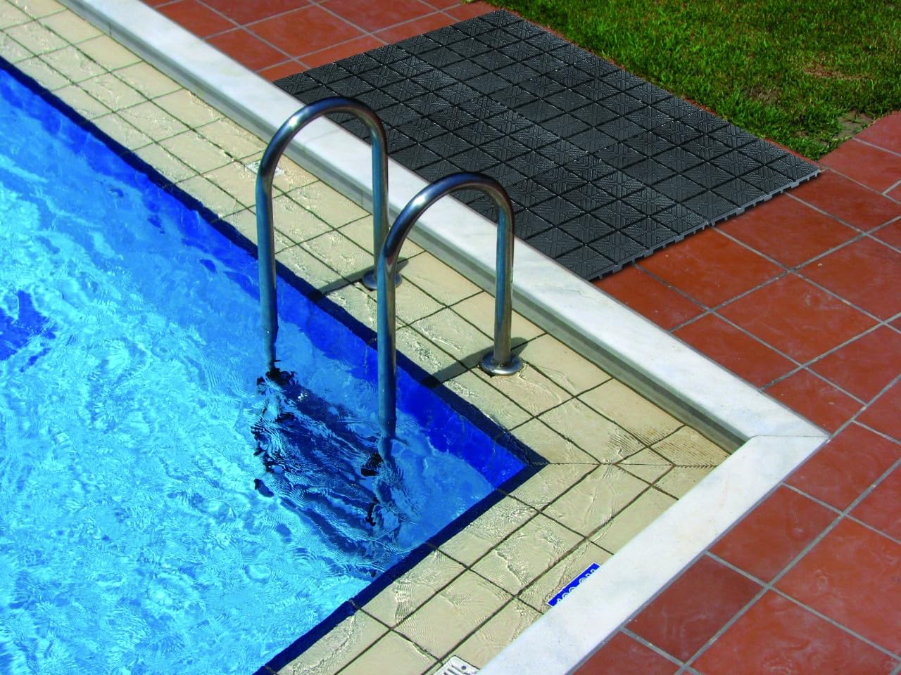 Modulare PVC Bodenplatten 4,5 m2 – 27 Module 390 x 390 mm - Vielseitige und wetterfeste Lösung für Terrassen Balkone Gartenwege Werkstattböden und Poolbereiche – Einfache Montage UV-beständig