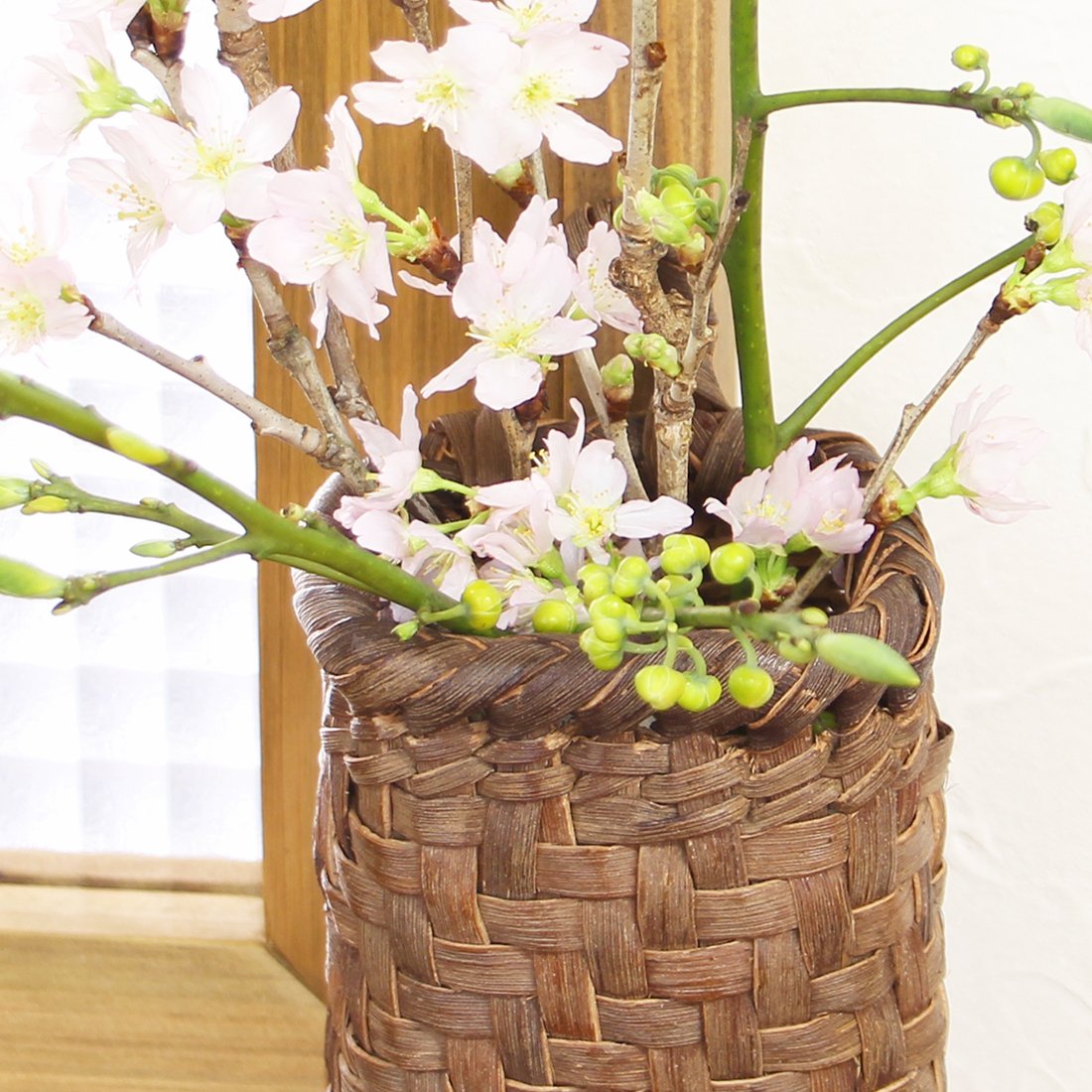 Amazon.co.jp: 山葡萄 壁掛け かご花入れ(角) : Home & Kitchen