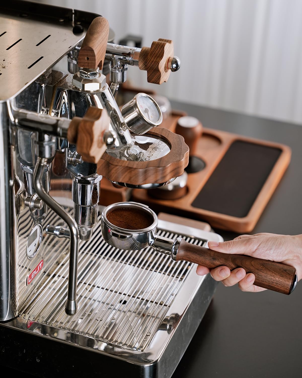 KOFIKOFI Portafiltro sin fondo de 58 mm, 2 orejas, filtro portafiltro sin fondo para cabezal de infusión E61, Flair 58, ECM, Rocket, Sanremo, Synesso, Slayer, VBM Cafetera con cesta de filtro de acero