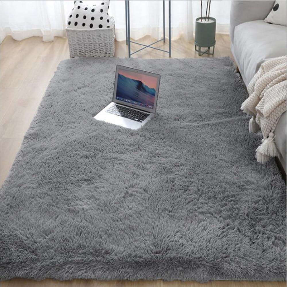 Tapis moelleux de salon gris clair ideal sous le canape pour vos moments de detente