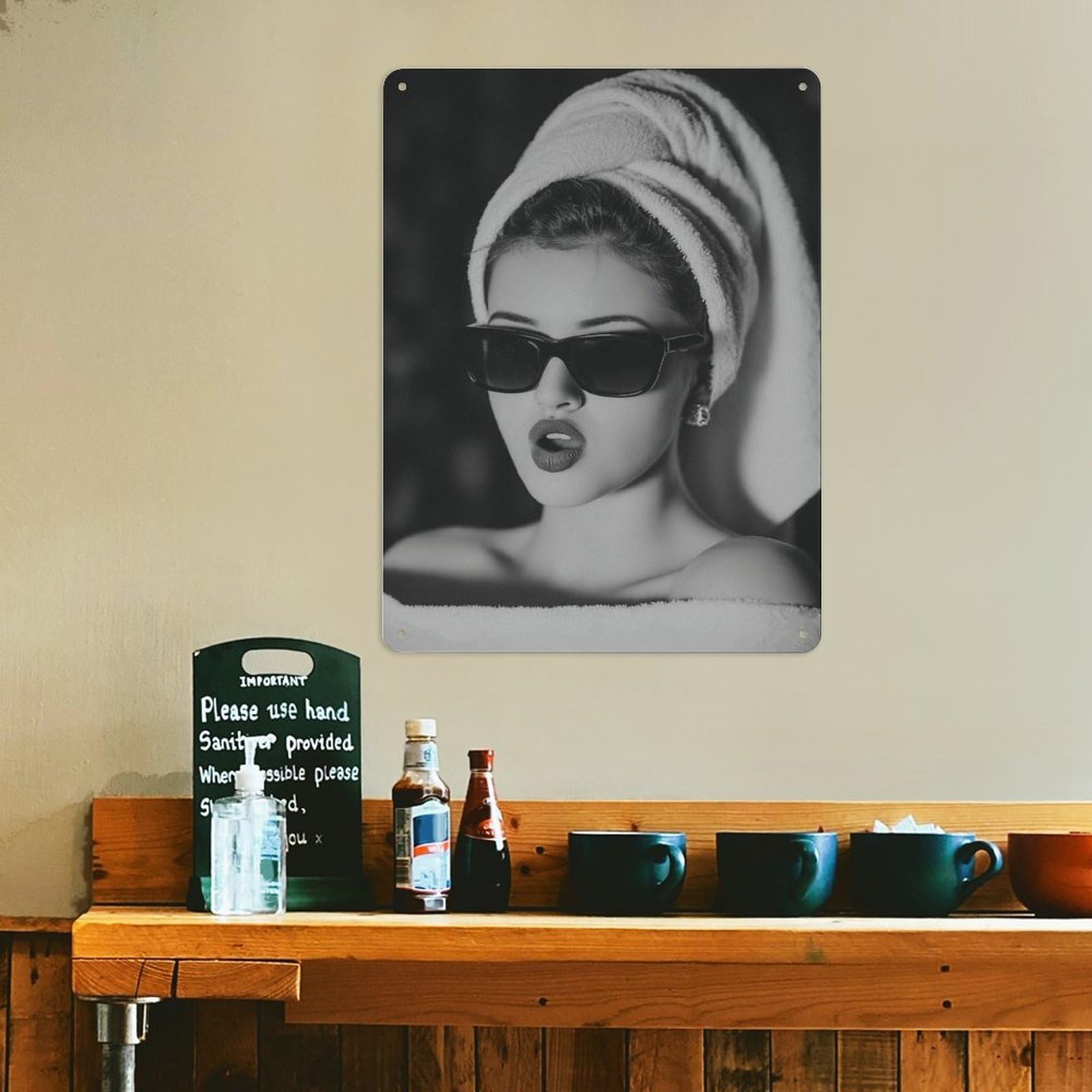 Rucatto El póster cuenta con una mujer elegante con gafas de sol y con una toalla envuelta alrededor de su cabeza. Moderno póster de metal para decoración de pared del hogar, 40 x 30 cm