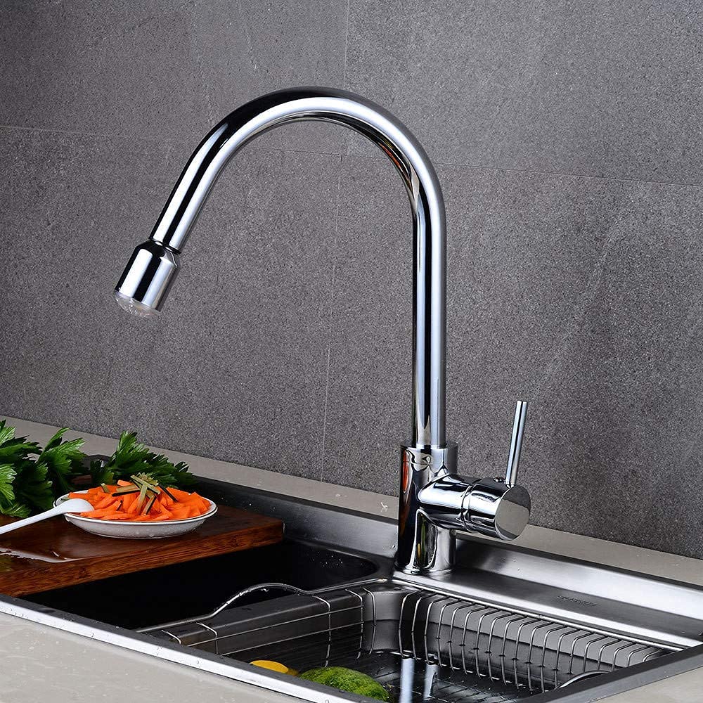 Le robinet de cuisine à LED idéal pour laver la vaisselle dans un lavabo propre