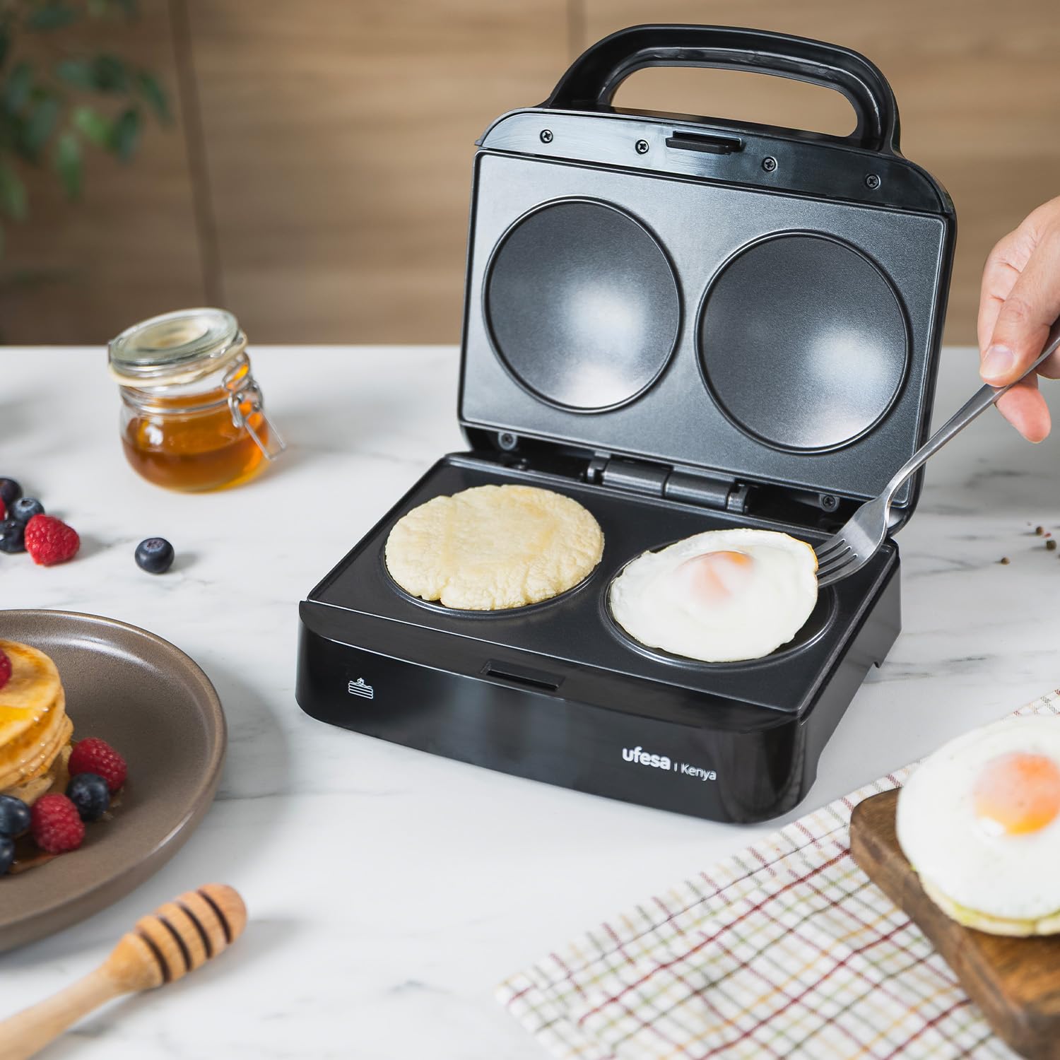 Ufesa Sandwichera Kenya 750W para Pancakes, Huevos y Arepas, Placas Redondas Antiadherentes, Compacta con Almacenamiento Vertical, Libre de PFOA, Acabados Inox, Sistema Recogecables