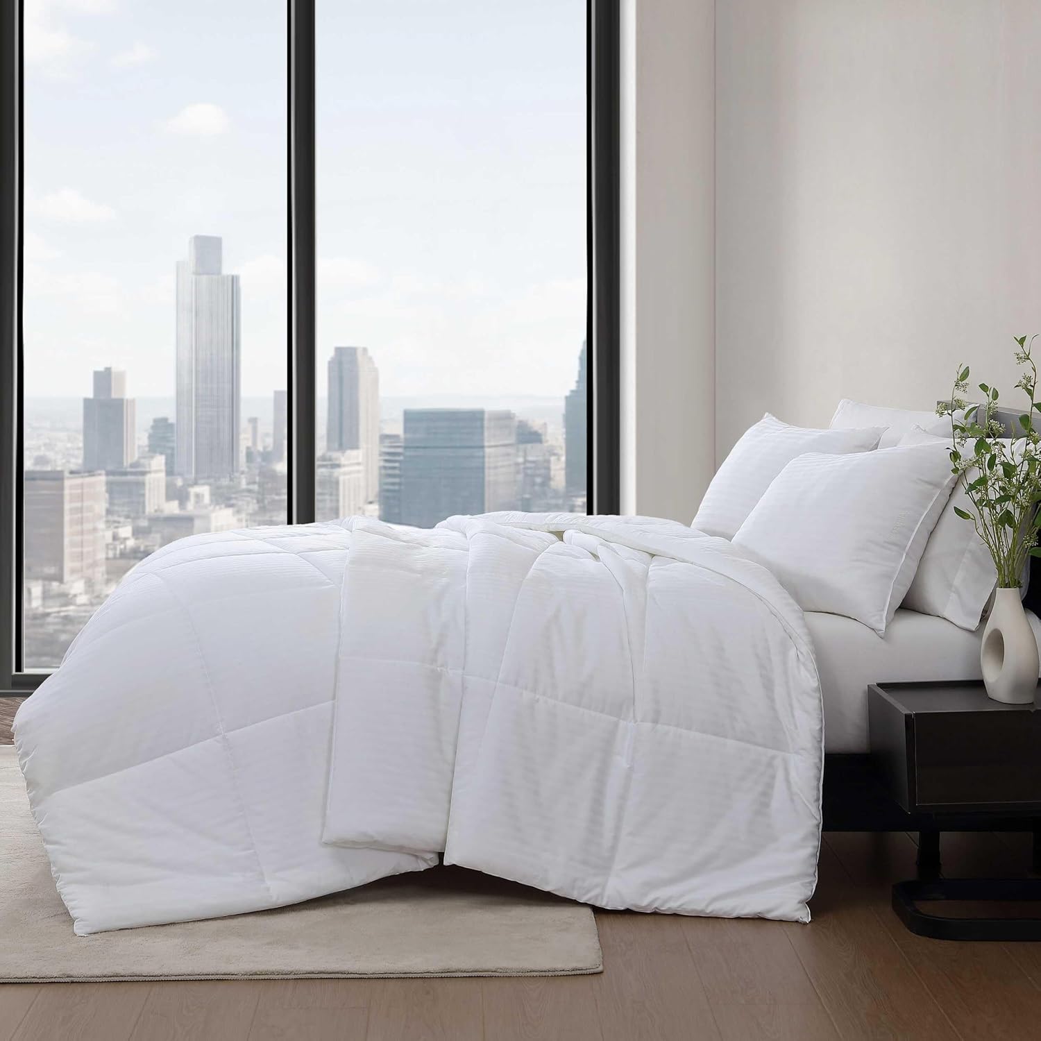 Vera Wang - Queen Size Comforter, Crisp & Smooth Cotton Down Alternative Comforter, 400 Thread Count, Lightweight Bedding for Year Round Comfort (White)